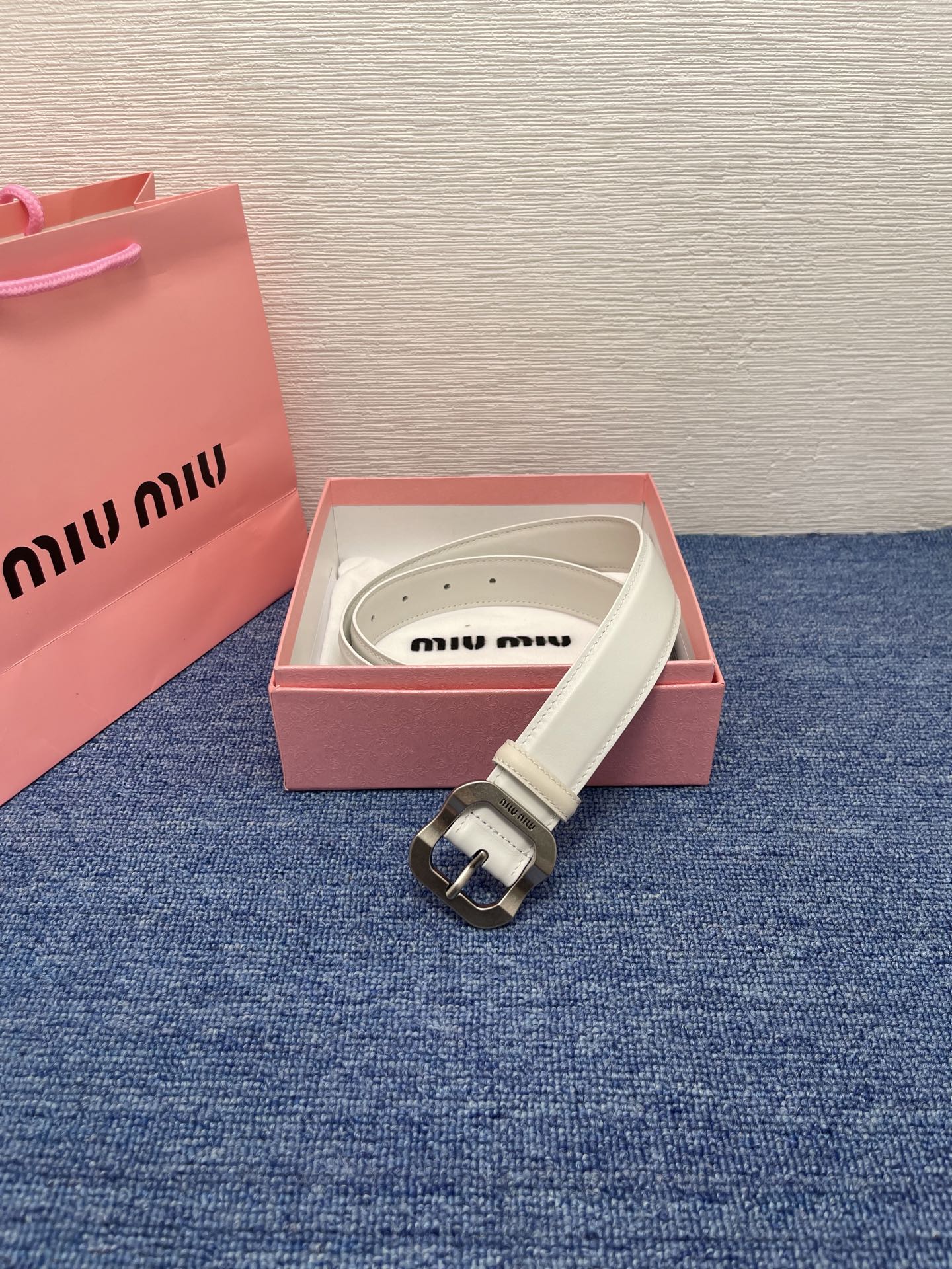 缪缪这款皮革腰带设计简约而优雅，扣头伴以Miu Miu徽标。金属搭扣 腰带环饰激光雕刻徽标高 3.0cm