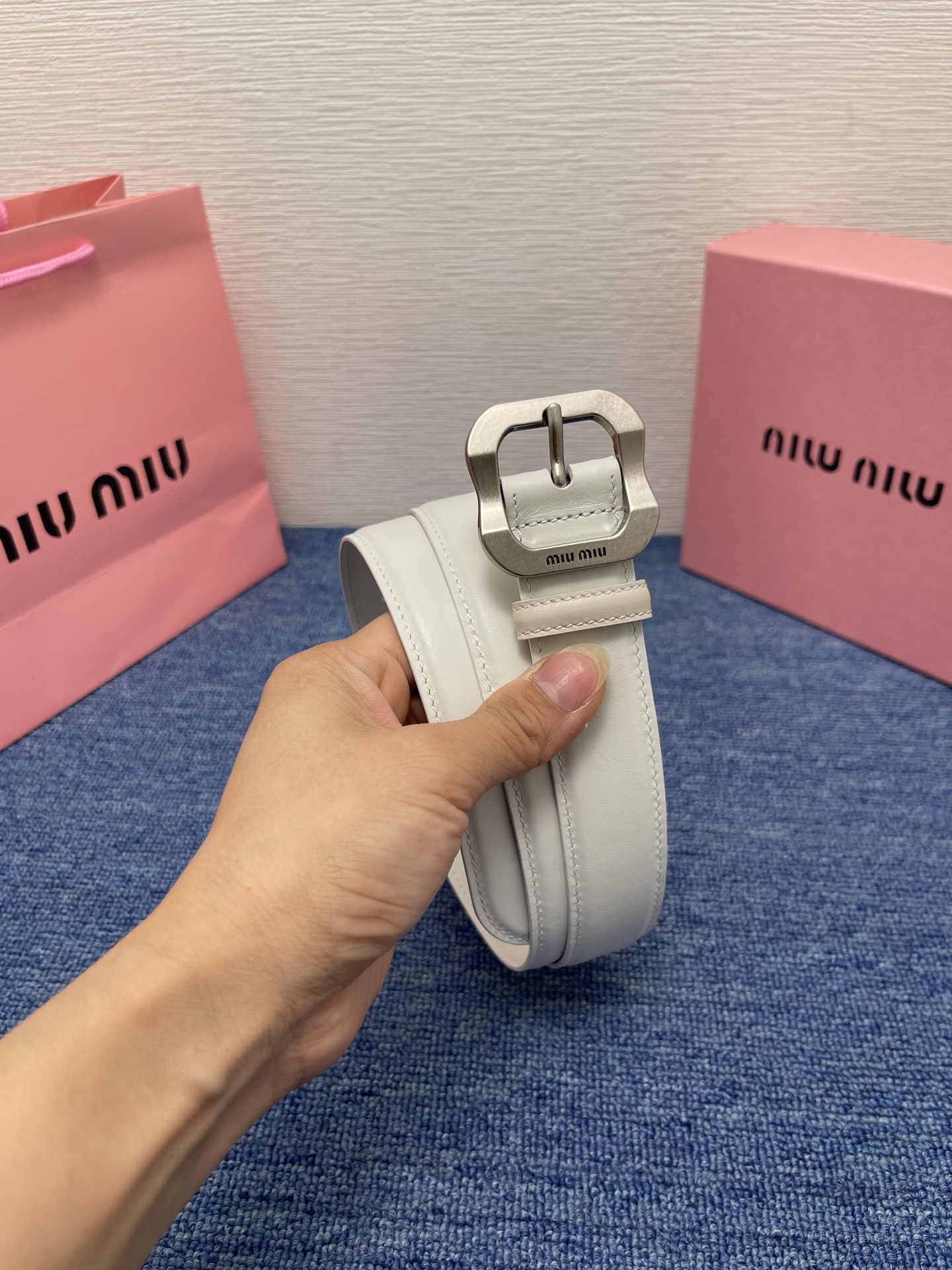 缪缪这款皮革腰带设计简约而优雅，扣头伴以Miu Miu徽标。金属搭扣 腰带环饰激光雕刻徽标高 3.0cm