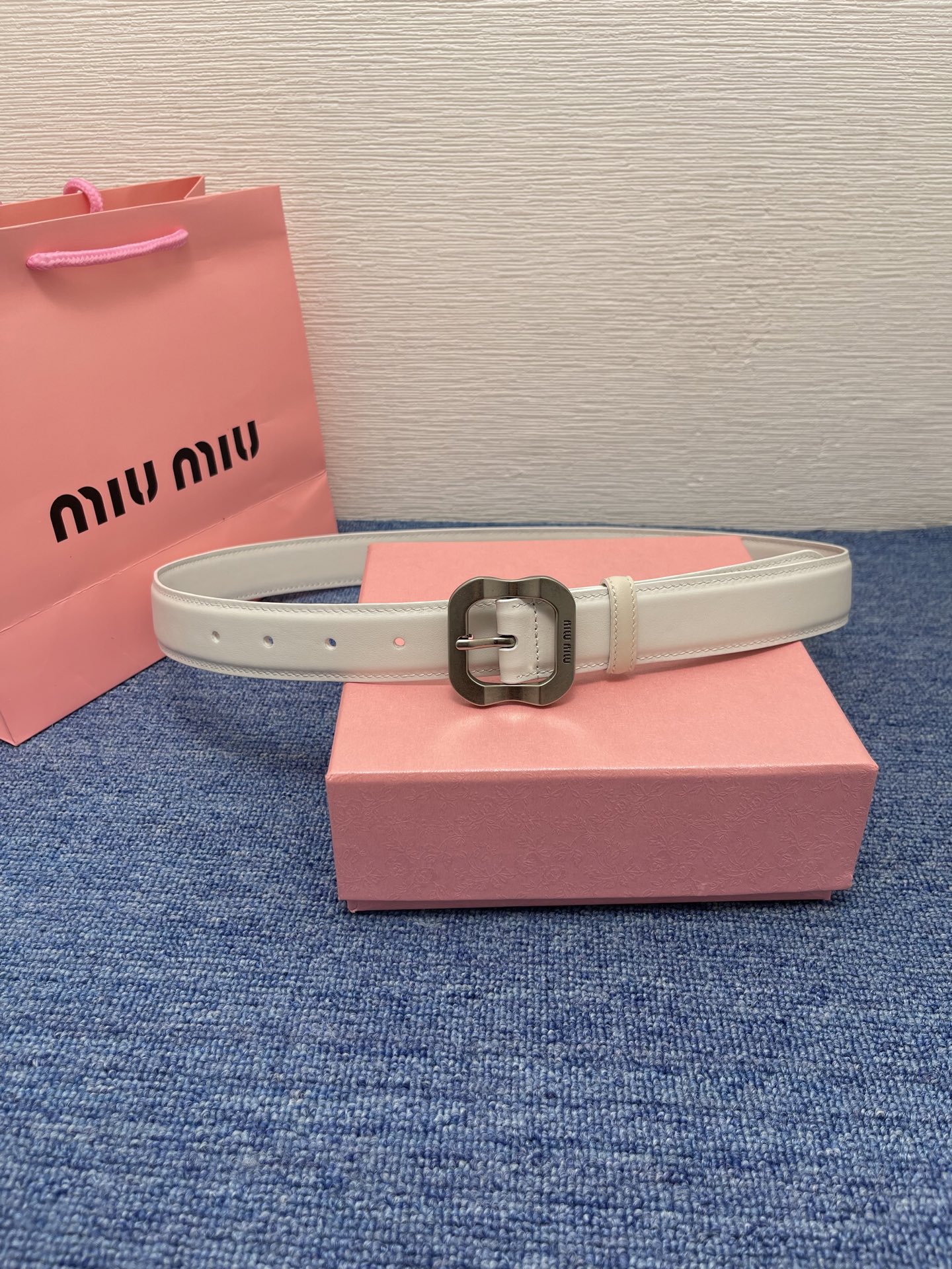 缪缪这款皮革腰带设计简约而优雅，扣头伴以Miu Miu徽标。金属搭扣 腰带环饰激光雕刻徽标高 3.0cm