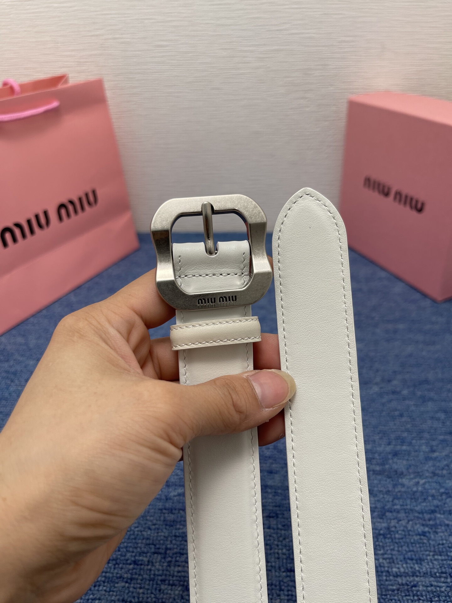 缪缪这款皮革腰带设计简约而优雅，扣头伴以Miu Miu徽标。金属搭扣 腰带环饰激光雕刻徽标高 3.0cm