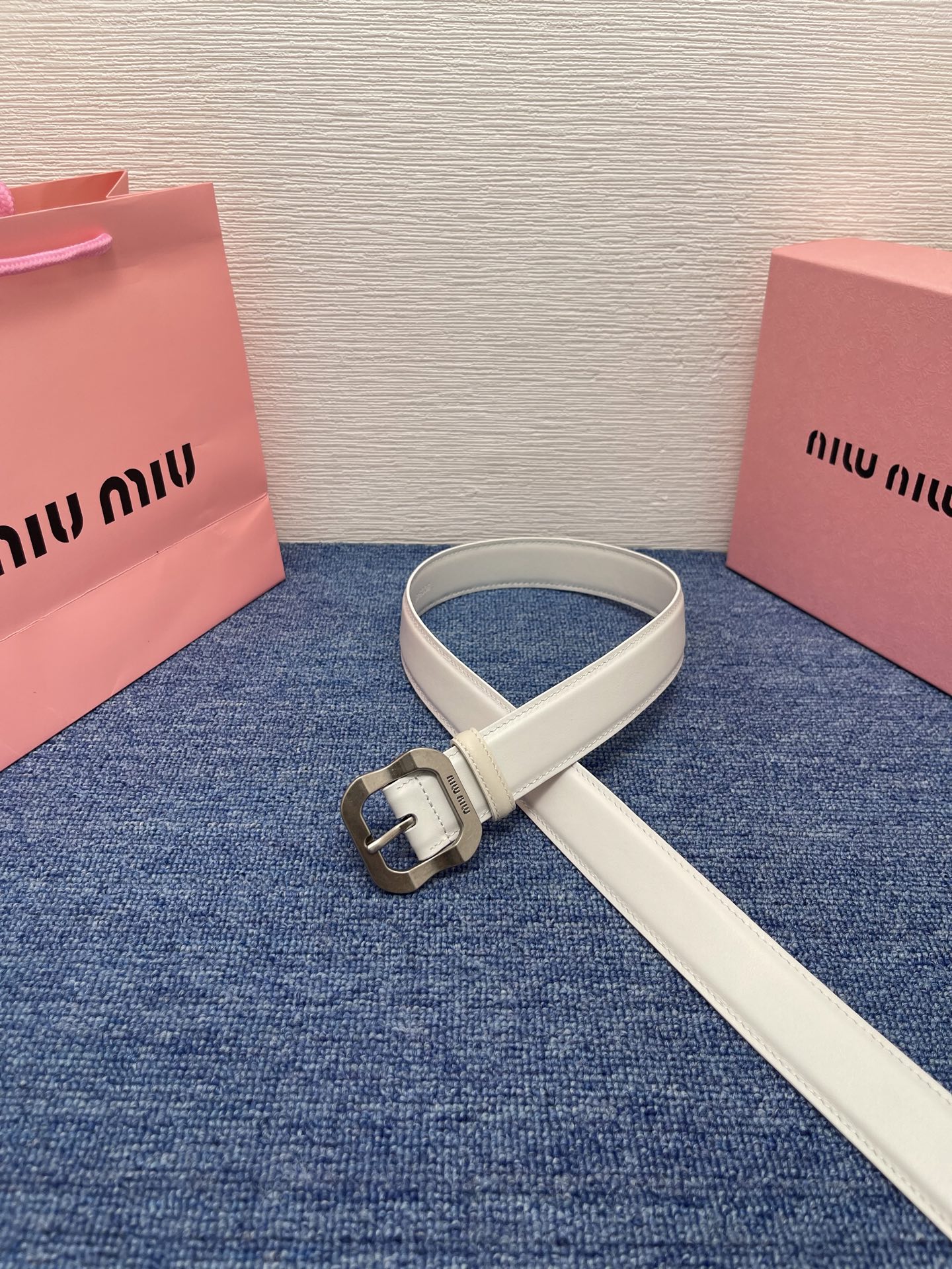 缪缪这款皮革腰带设计简约而优雅，扣头伴以Miu Miu徽标。金属搭扣 腰带环饰激光雕刻徽标高 3.0cm