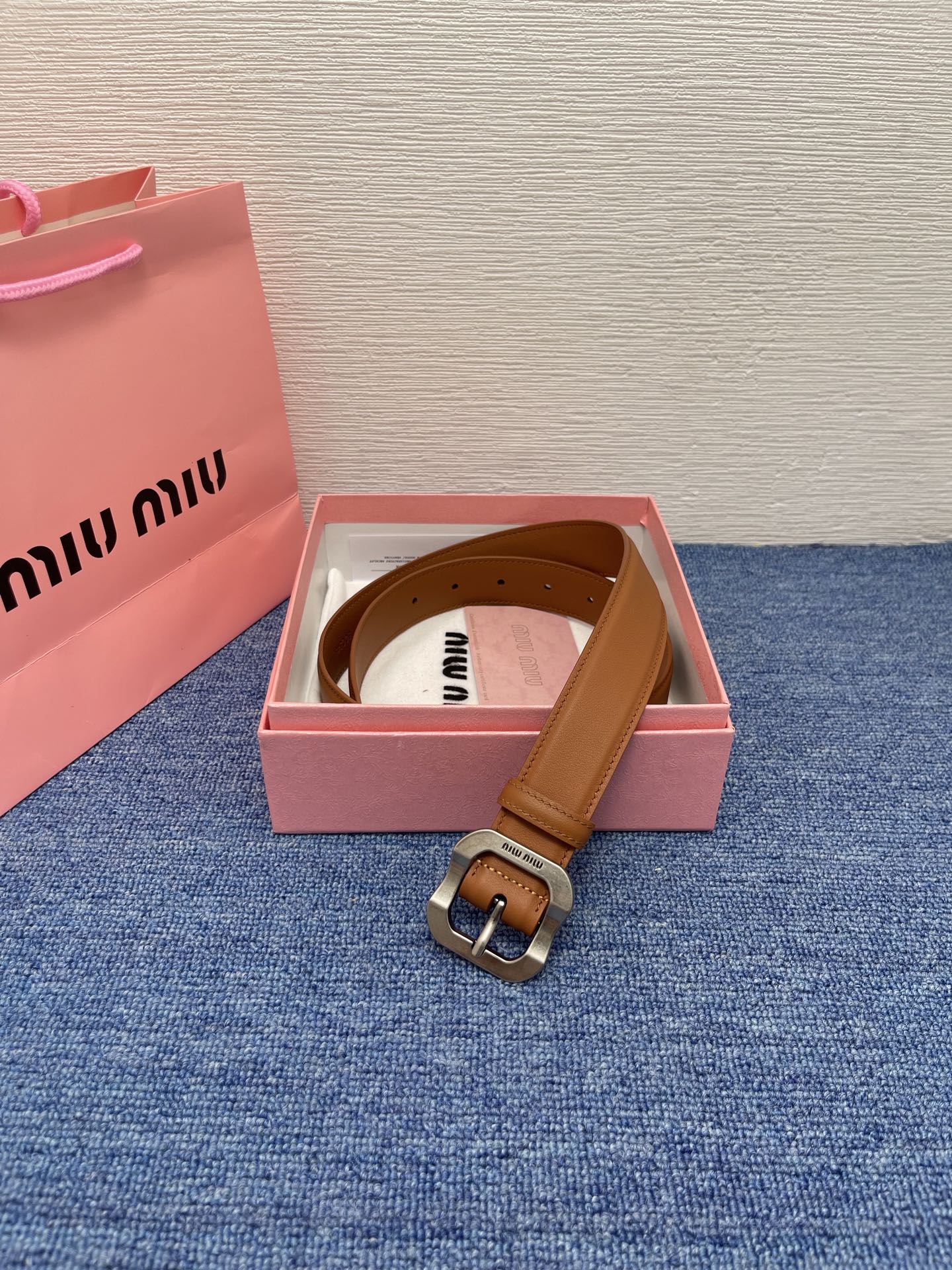 缪缪这款皮革腰带设计简约而优雅，扣头伴以Miu Miu徽标。金属搭扣 腰带环饰激光雕刻徽标高 3.0cm