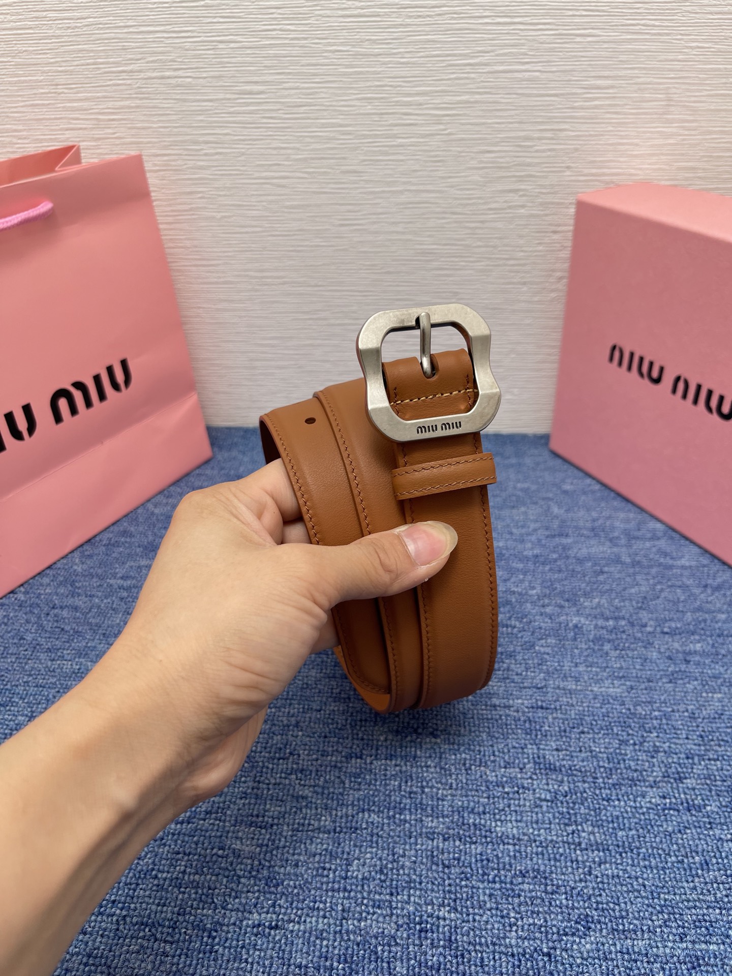 缪缪这款皮革腰带设计简约而优雅，扣头伴以Miu Miu徽标。金属搭扣 腰带环饰激光雕刻徽标高 3.0cm