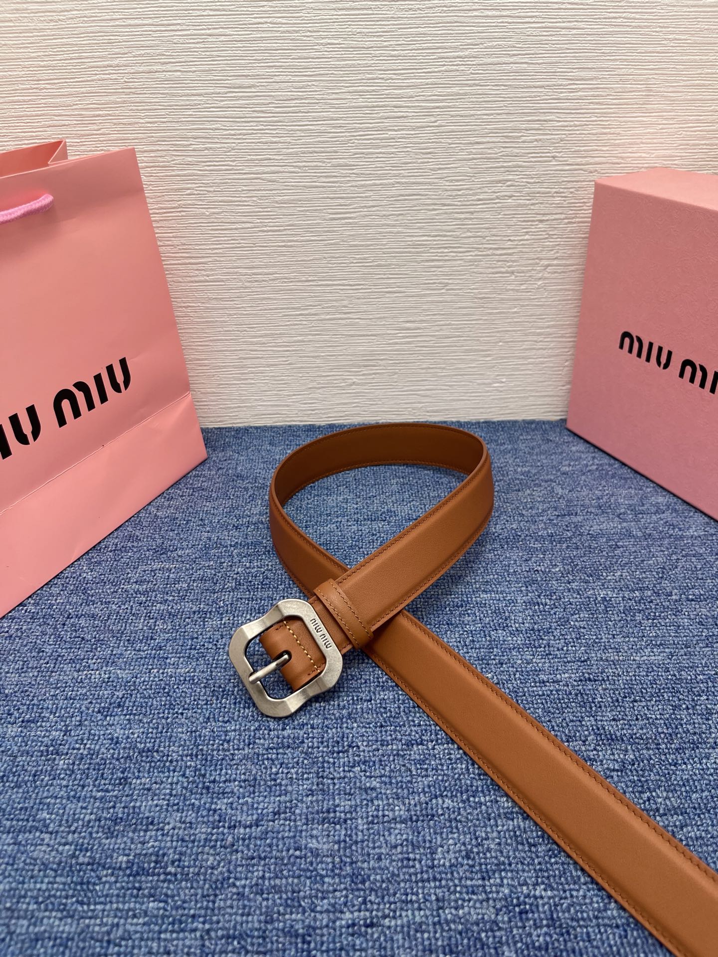 缪缪这款皮革腰带设计简约而优雅，扣头伴以Miu Miu徽标。金属搭扣 腰带环饰激光雕刻徽标高 3.0cm