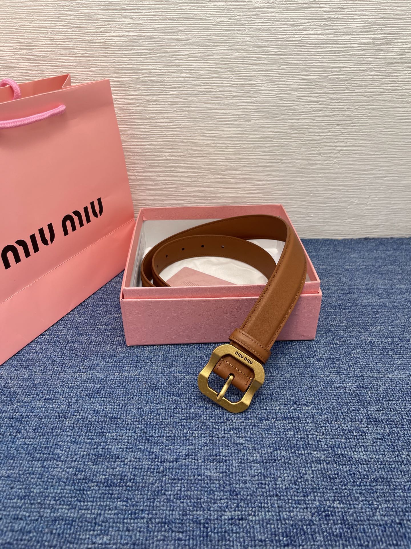 缪缪这款皮革腰带设计简约而优雅，扣头伴以Miu Miu徽标。金属搭扣 腰带环饰激光雕刻徽标高 3.0cm