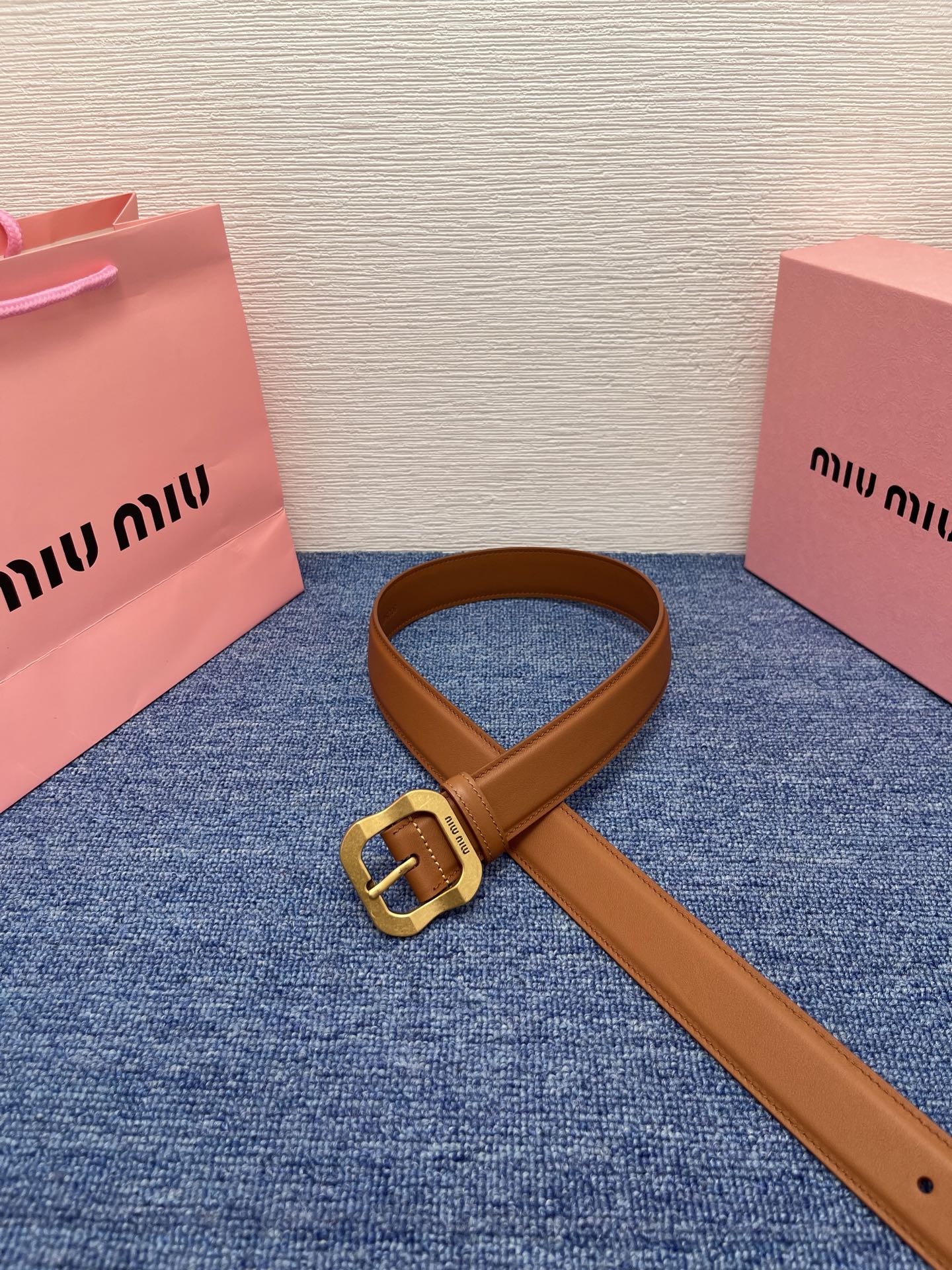 缪缪这款皮革腰带设计简约而优雅，扣头伴以Miu Miu徽标。金属搭扣 腰带环饰激光雕刻徽标高 3.0cm
