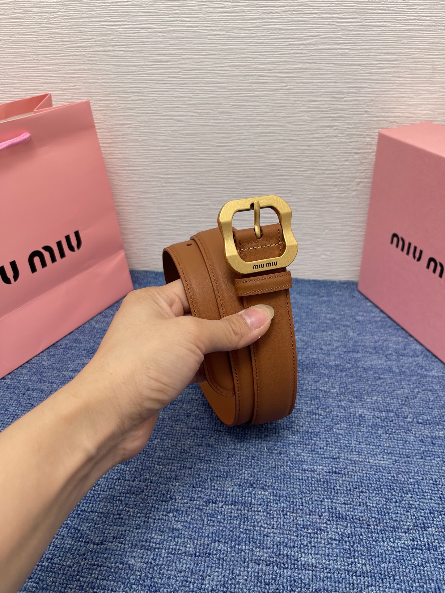 缪缪这款皮革腰带设计简约而优雅，扣头伴以Miu Miu徽标。金属搭扣 腰带环饰激光雕刻徽标高 3.0cm