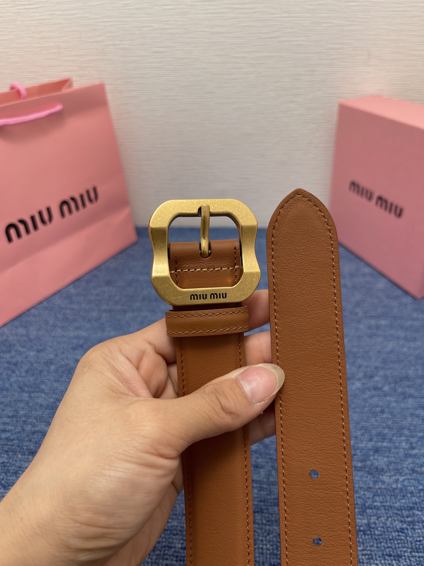 缪缪这款皮革腰带设计简约而优雅，扣头伴以Miu Miu徽标。金属搭扣 腰带环饰激光雕刻徽标高 3.0cm