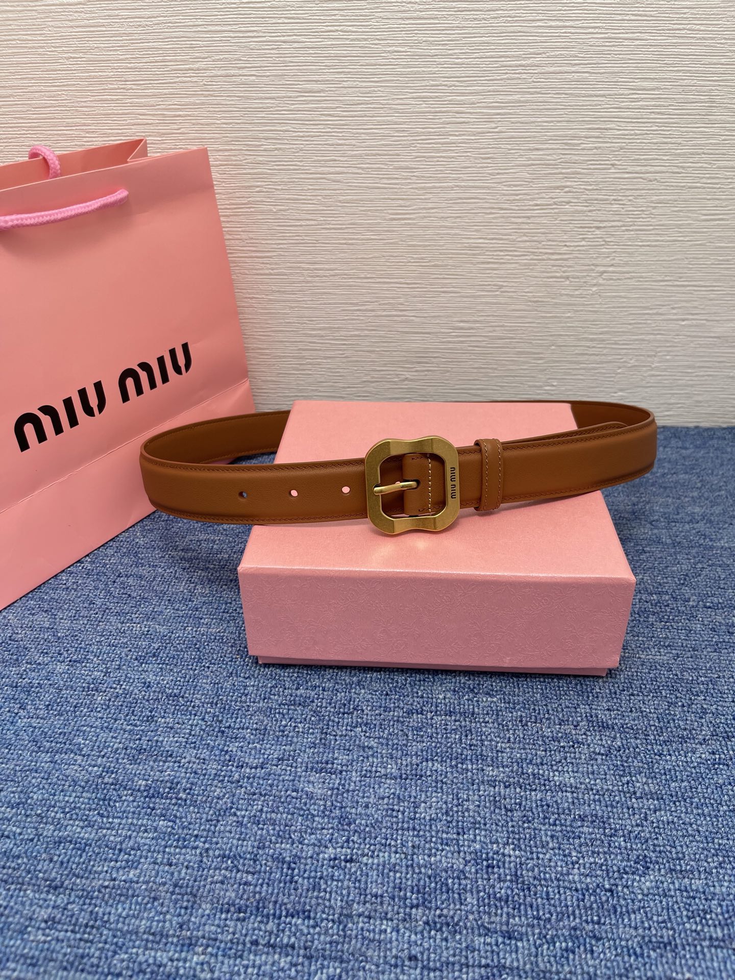 缪缪这款皮革腰带设计简约而优雅，扣头伴以Miu Miu徽标。金属搭扣 腰带环饰激光雕刻徽标高 3.0cm