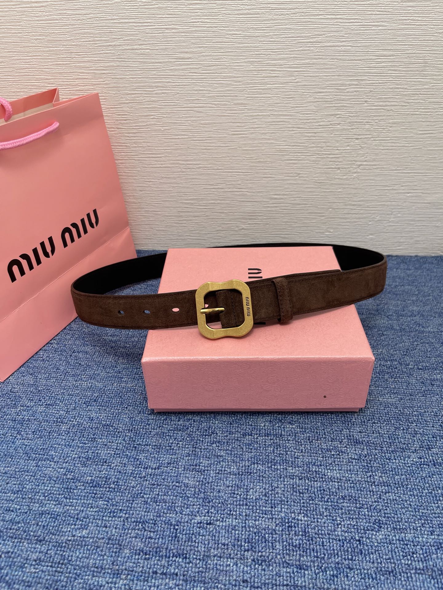 缪缪这款皮革腰带设计简约而优雅，扣头伴以Miu Miu徽标。金属搭扣 腰带环饰激光雕刻徽标高 3.0cm