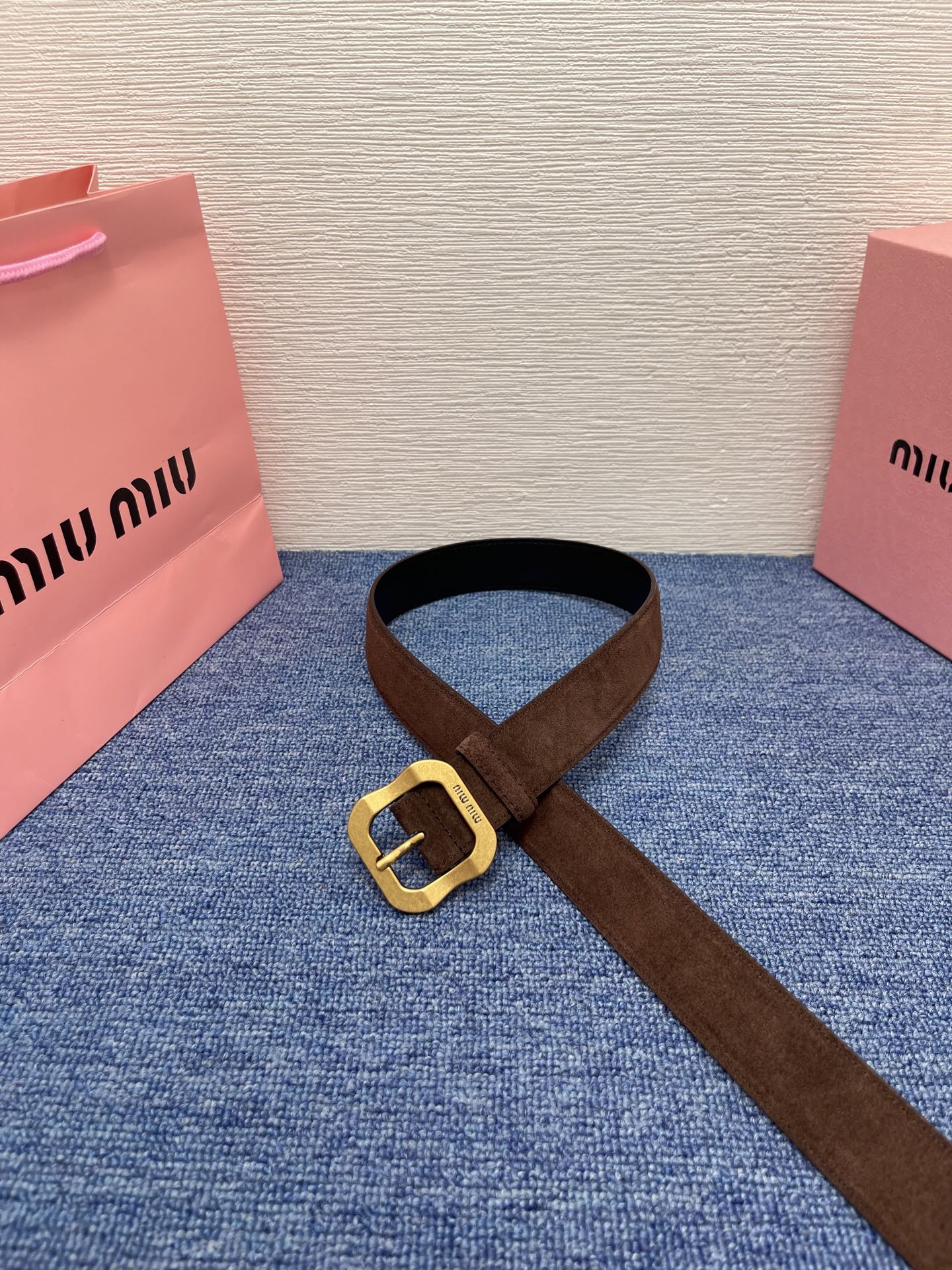 缪缪这款皮革腰带设计简约而优雅，扣头伴以Miu Miu徽标。金属搭扣 腰带环饰激光雕刻徽标高 3.0cm