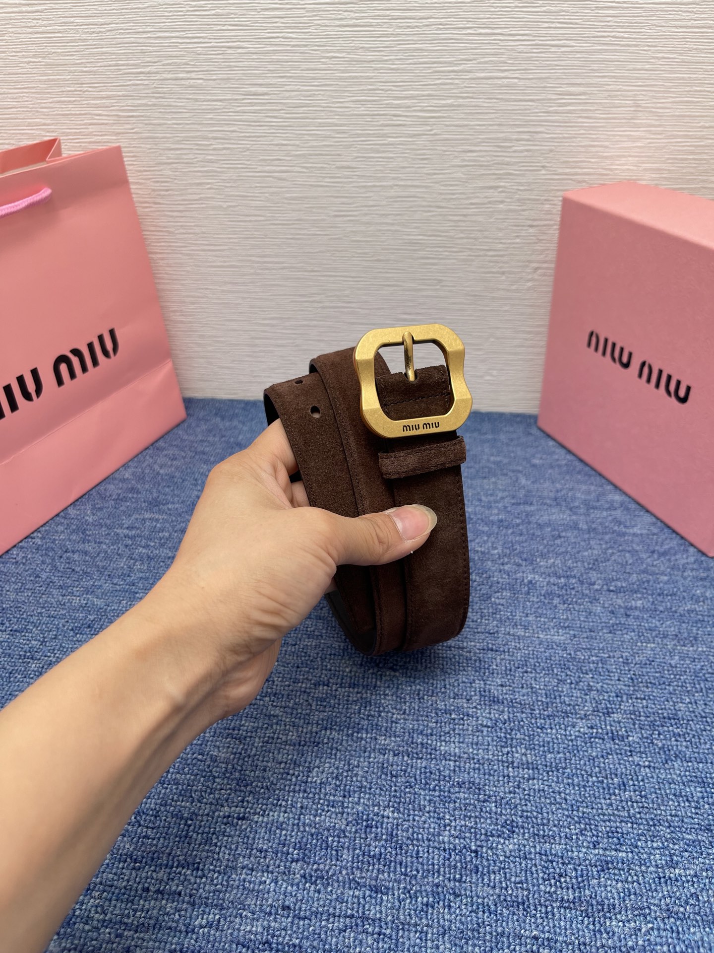 缪缪这款皮革腰带设计简约而优雅，扣头伴以Miu Miu徽标。金属搭扣 腰带环饰激光雕刻徽标高 3.0cm