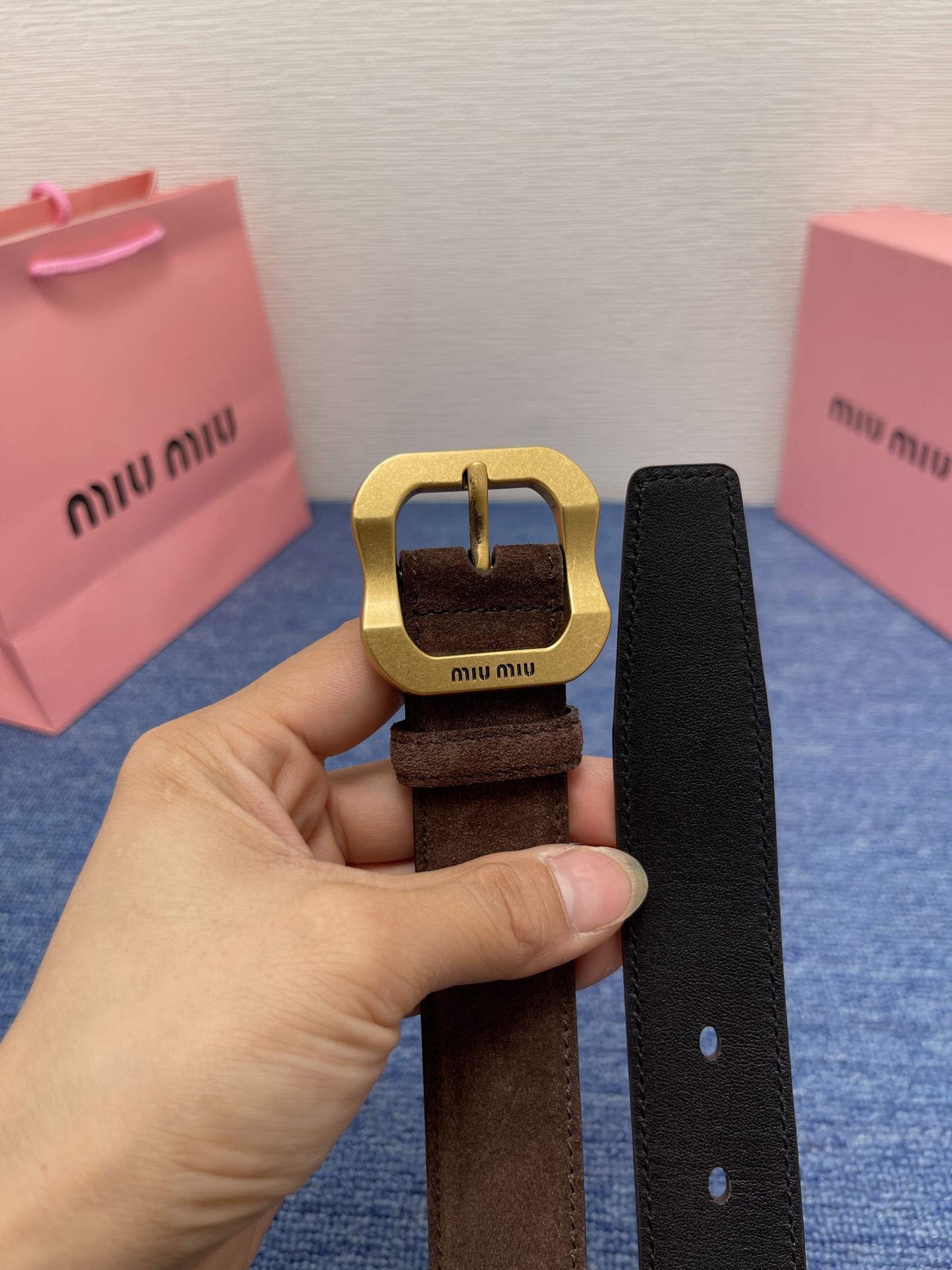 缪缪这款皮革腰带设计简约而优雅，扣头伴以Miu Miu徽标。金属搭扣 腰带环饰激光雕刻徽标高 3.0cm