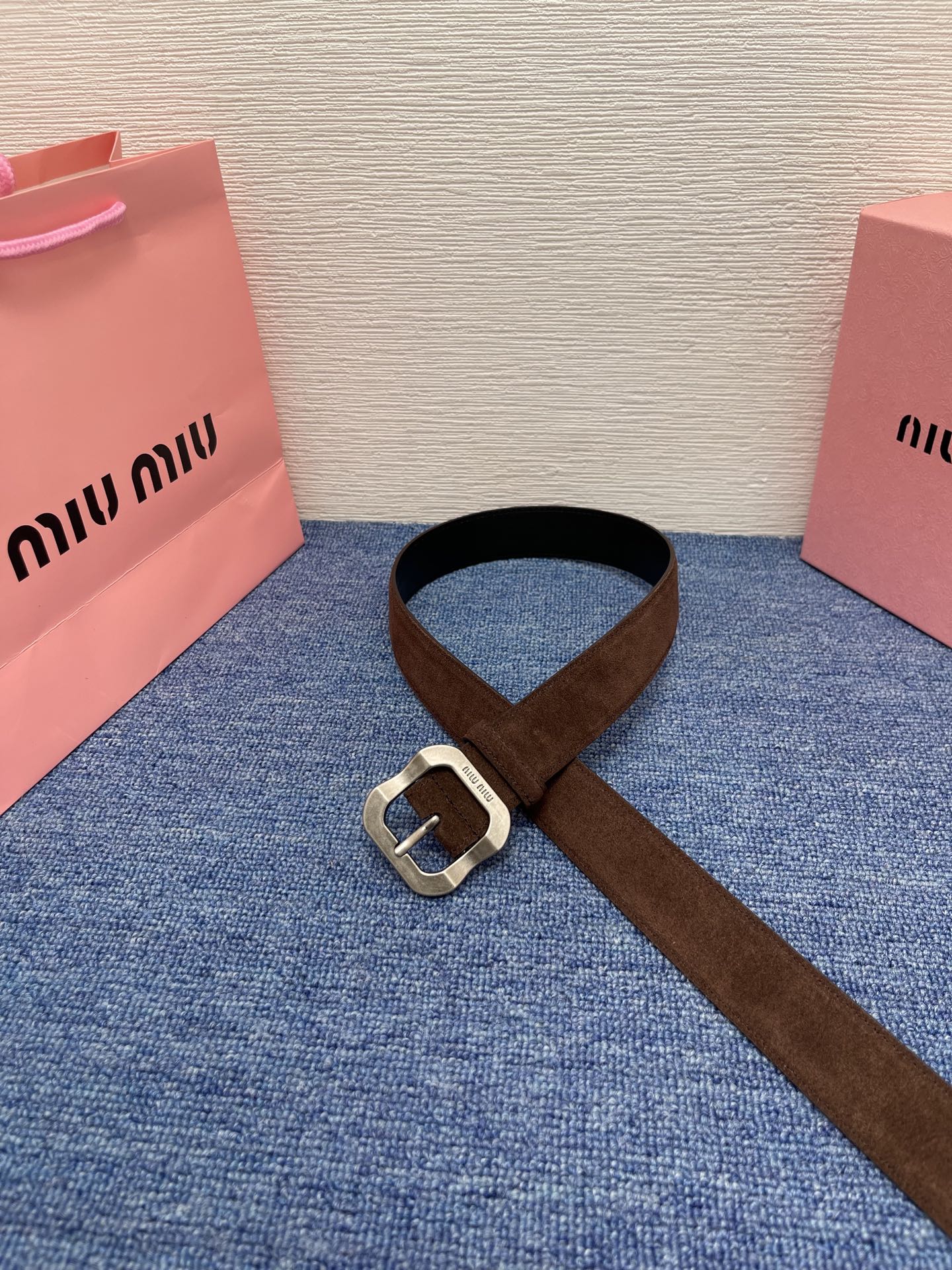 缪缪这款皮革腰带设计简约而优雅，扣头伴以Miu Miu徽标。金属搭扣 腰带环饰激光雕刻徽标高 3.0cm