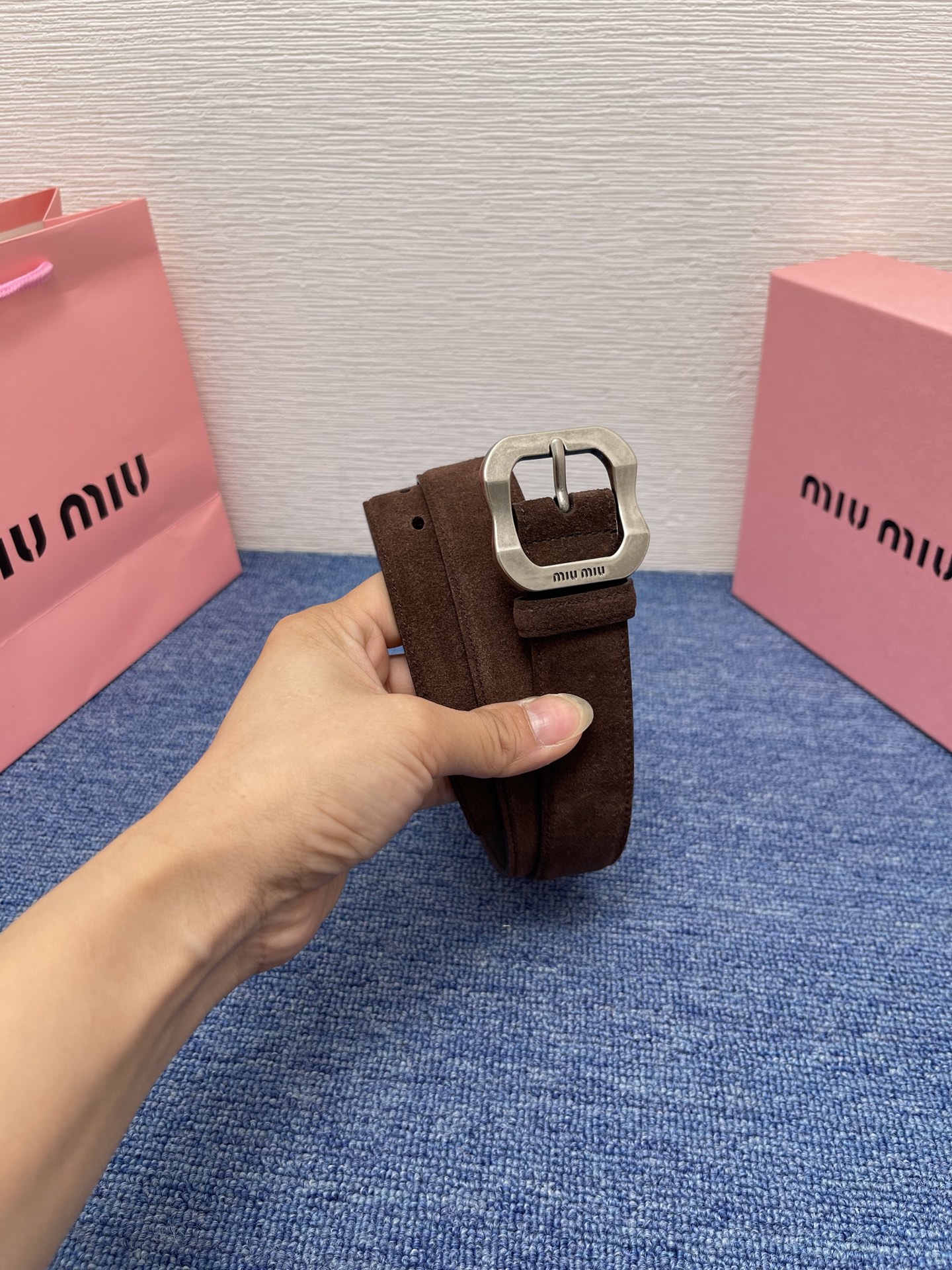 缪缪这款皮革腰带设计简约而优雅，扣头伴以Miu Miu徽标。金属搭扣 腰带环饰激光雕刻徽标高 3.0cm
