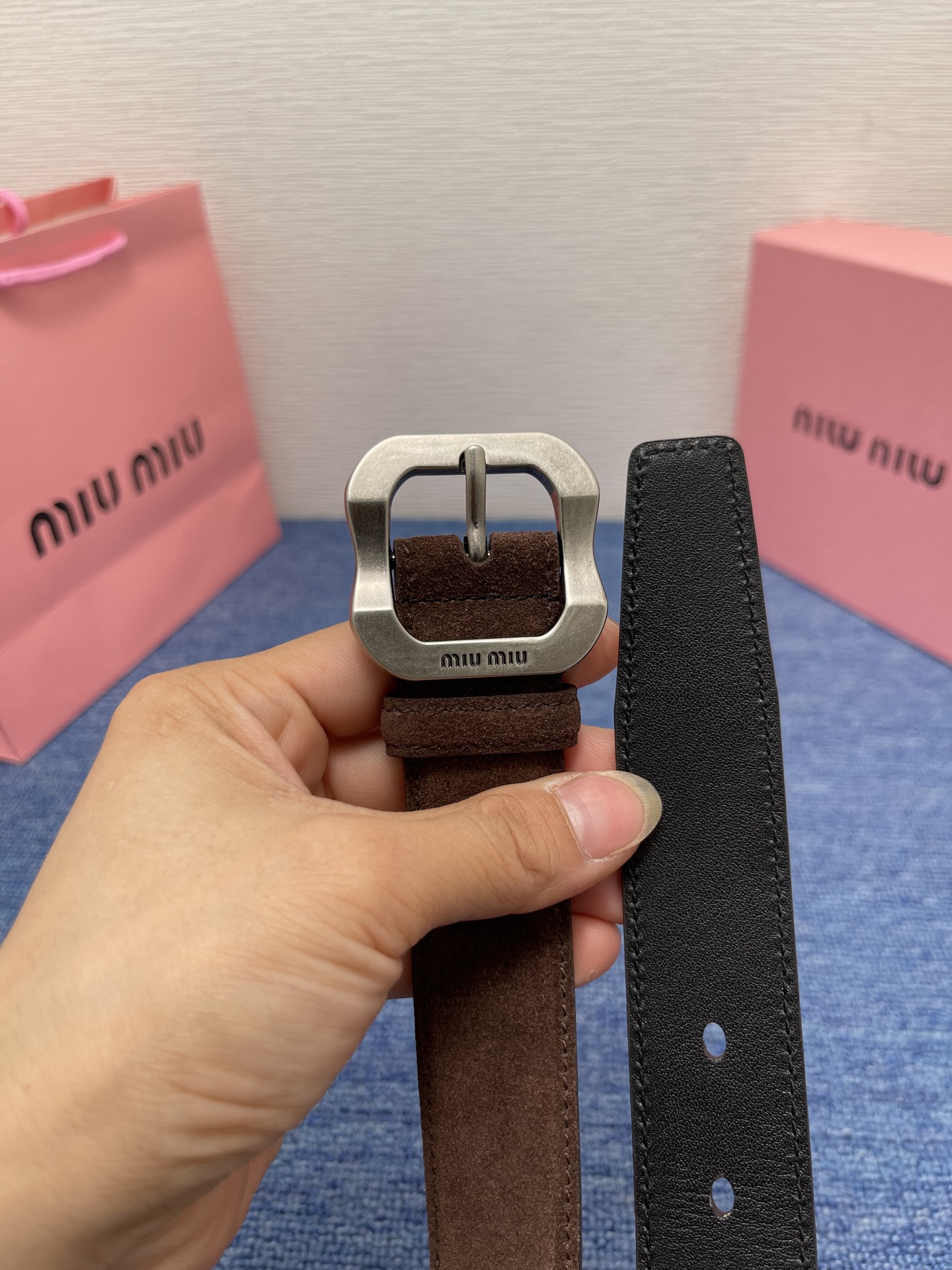缪缪这款皮革腰带设计简约而优雅，扣头伴以Miu Miu徽标。金属搭扣 腰带环饰激光雕刻徽标高 3.0cm