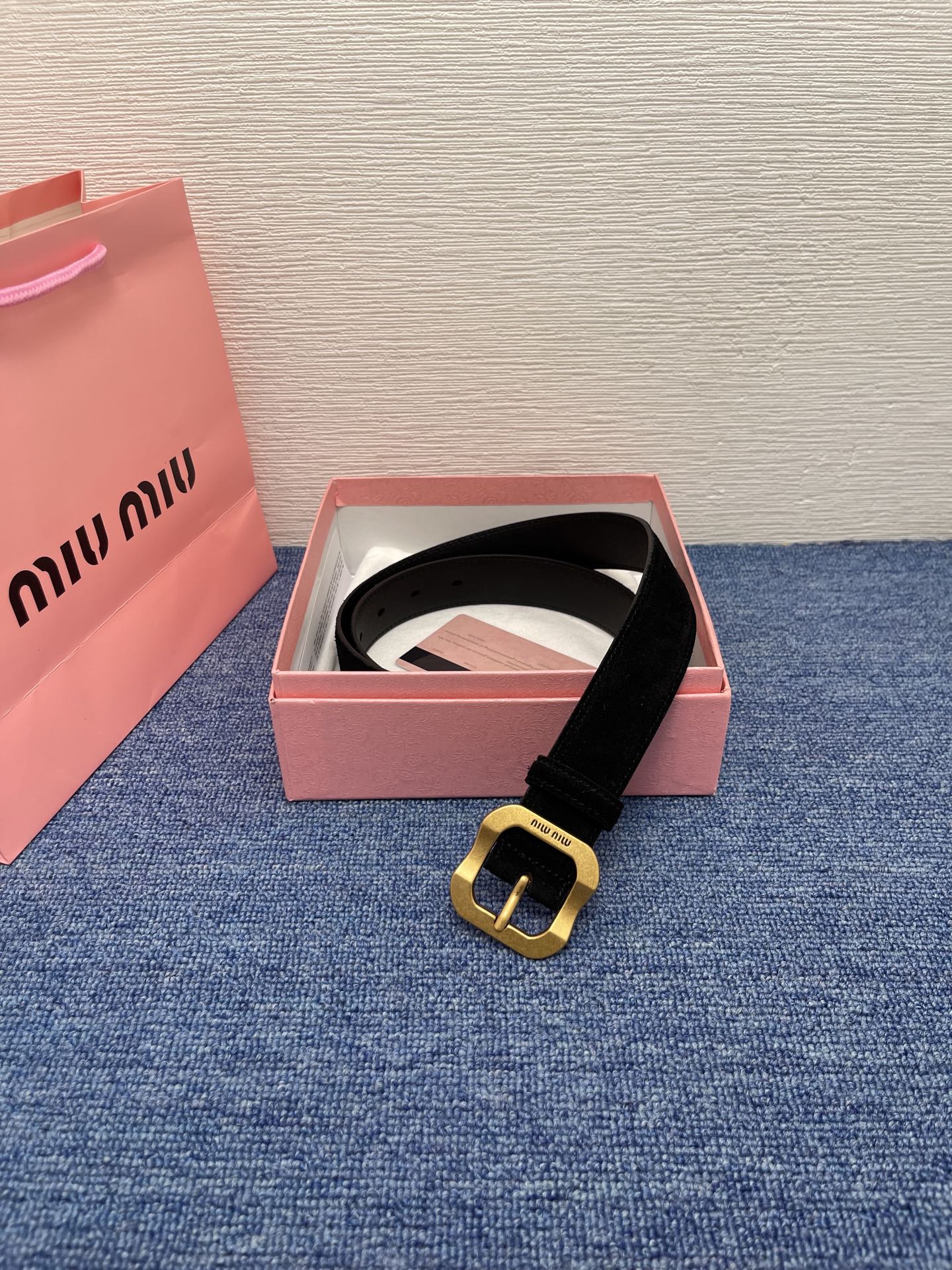 缪缪这款皮革腰带设计简约而优雅，扣头伴以Miu Miu徽标。金属搭扣 腰带环饰激光雕刻徽标高 3.0cm