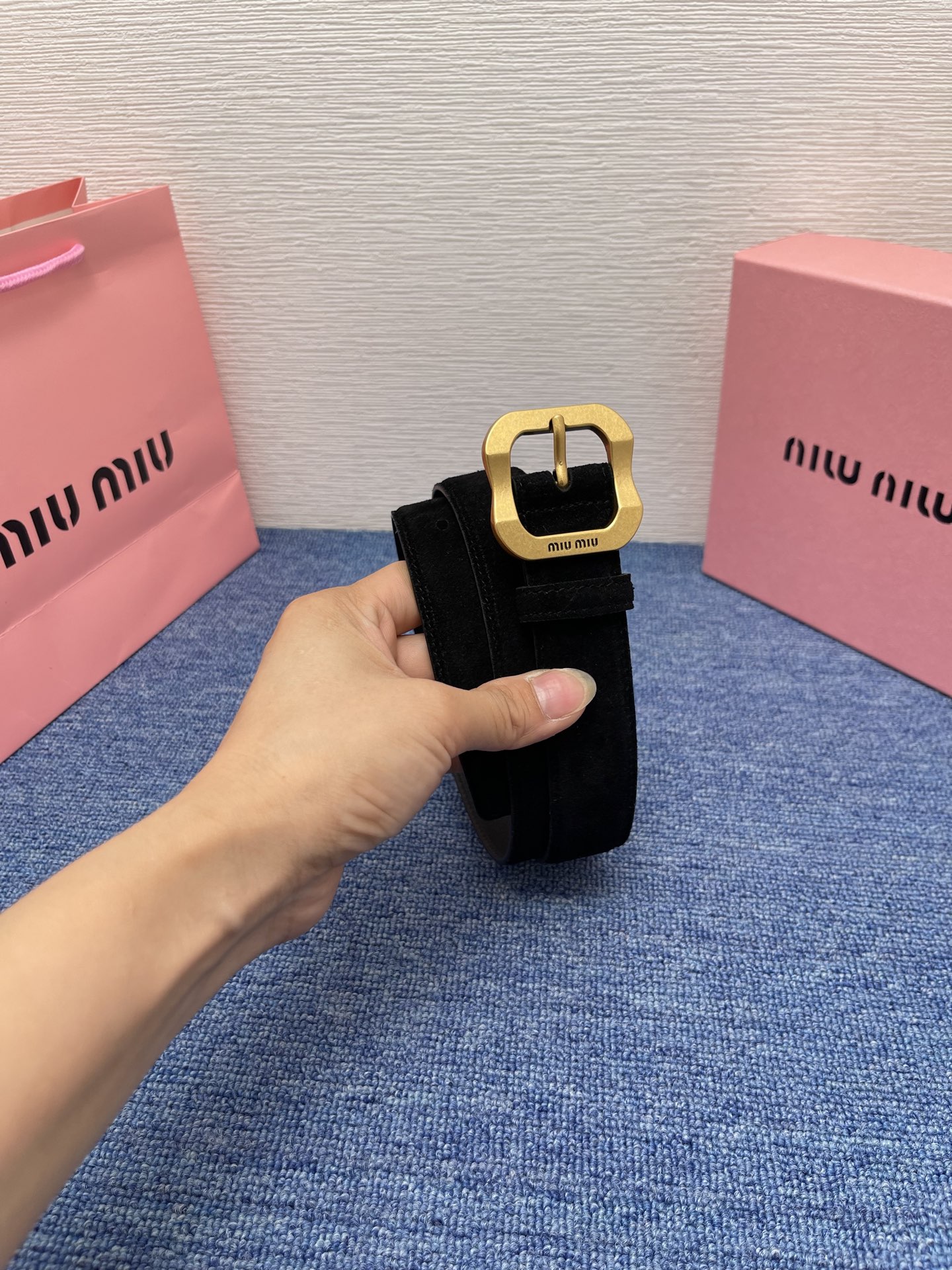 缪缪这款皮革腰带设计简约而优雅，扣头伴以Miu Miu徽标。金属搭扣 腰带环饰激光雕刻徽标高 3.0cm