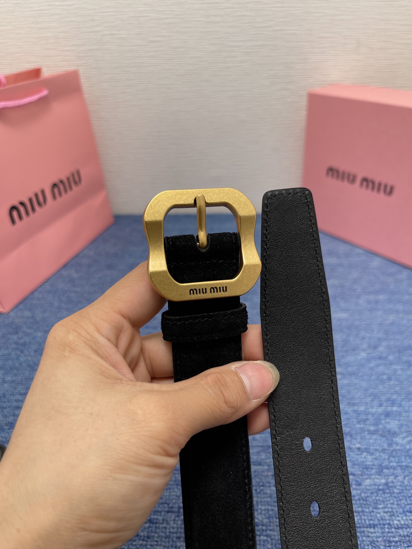 缪缪这款皮革腰带设计简约而优雅，扣头伴以Miu Miu徽标。金属搭扣 腰带环饰激光雕刻徽标高 3.0cm