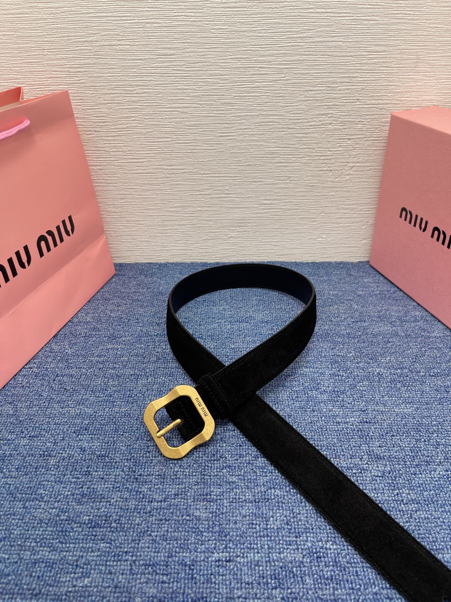 缪缪这款皮革腰带设计简约而优雅，扣头伴以Miu Miu徽标。金属搭扣 腰带环饰激光雕刻徽标高 3.0cm