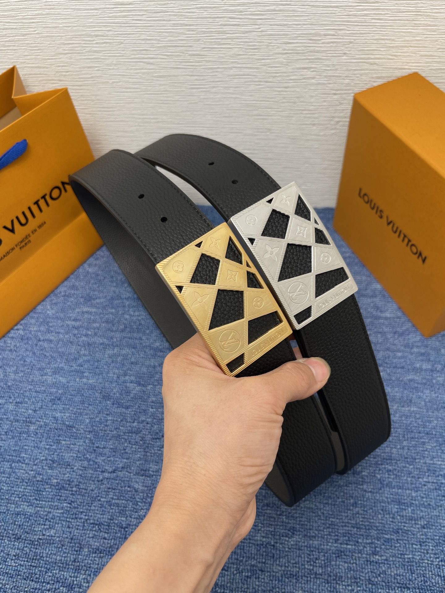 🔴 【品牌】LV  4．0cm 
🔴 【描述】这款饰有LV带扣的腰带配以水牛皮衬里，覆以Monogram