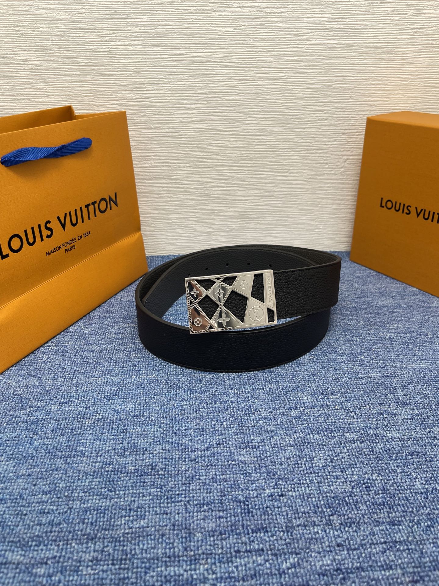 🔴 【品牌】LV  4．0cm 
🔴 【描述】这款饰有LV带扣的腰带配以水牛皮衬里，覆以Monogram