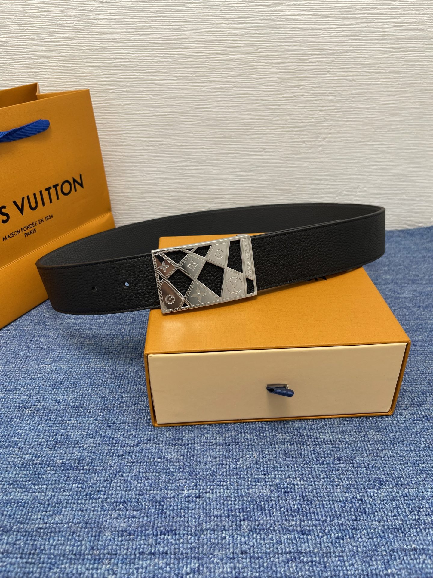 🔴 【品牌】LV  4．0cm 
🔴 【描述】这款饰有LV带扣的腰带配以水牛皮衬里，覆以Monogram