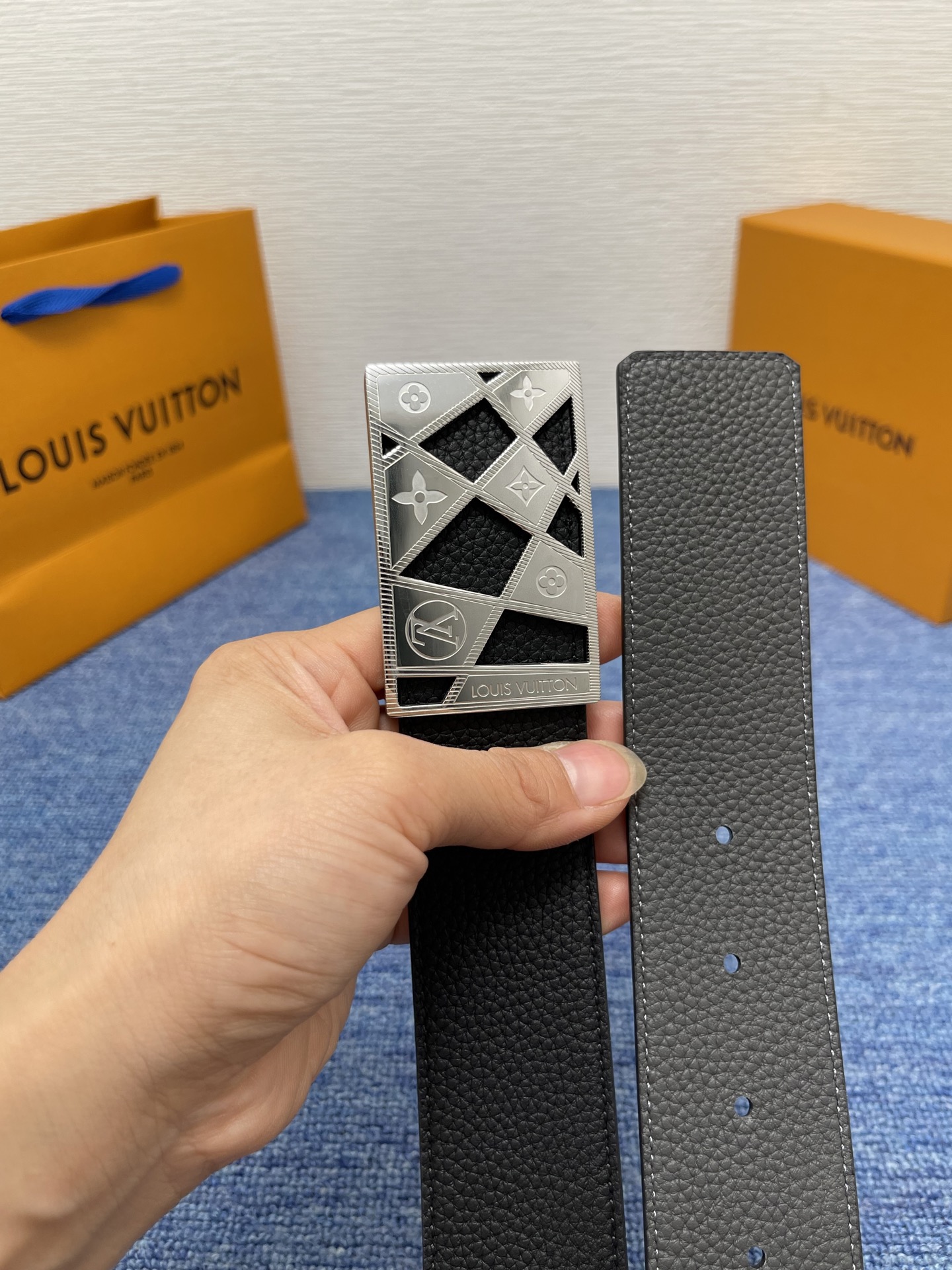 🔴 【品牌】LV  4．0cm 
🔴 【描述】这款饰有LV带扣的腰带配以水牛皮衬里，覆以Monogram