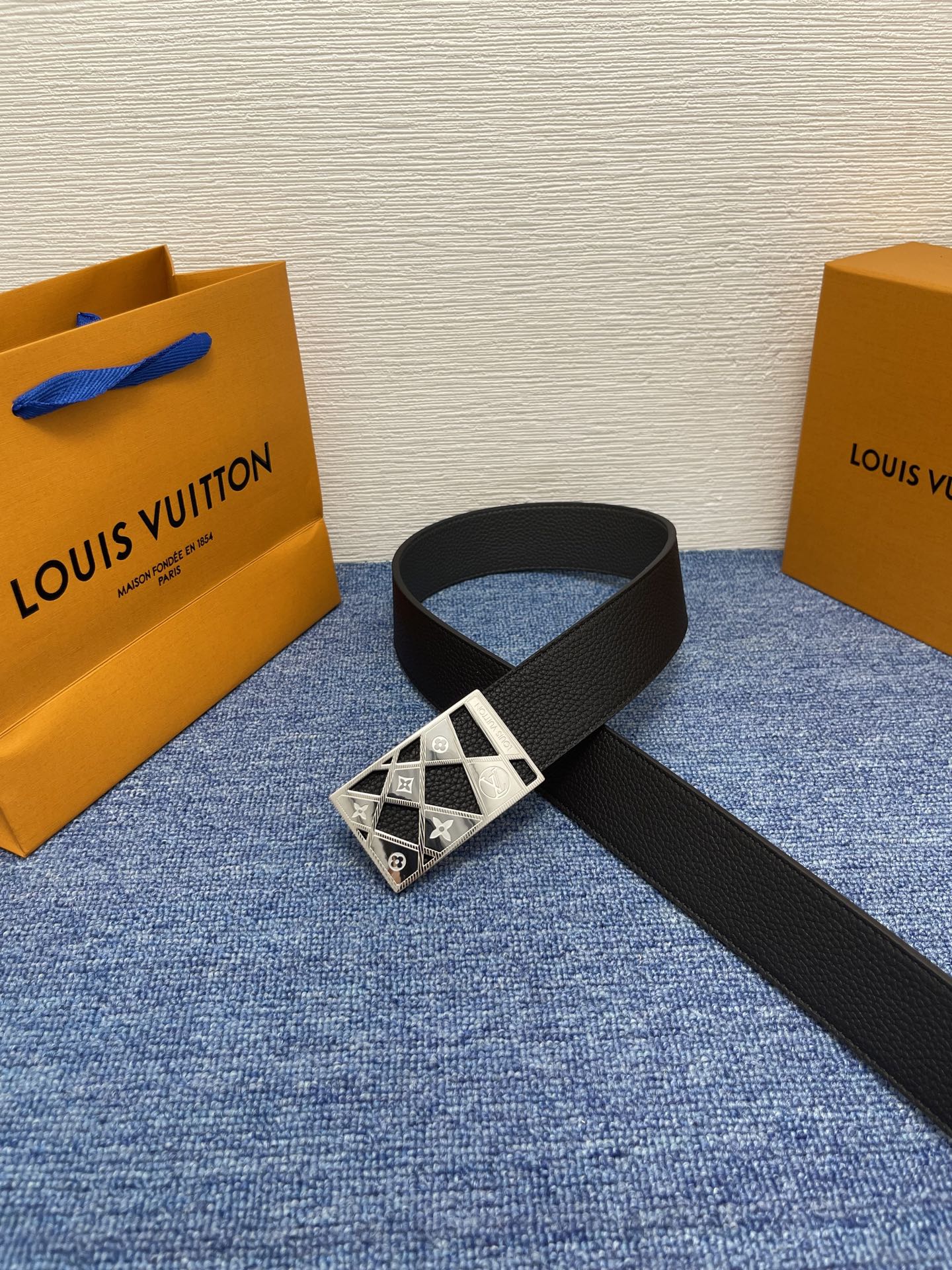 🔴 【品牌】LV  4．0cm 
🔴 【描述】这款饰有LV带扣的腰带配以水牛皮衬里，覆以Monogram