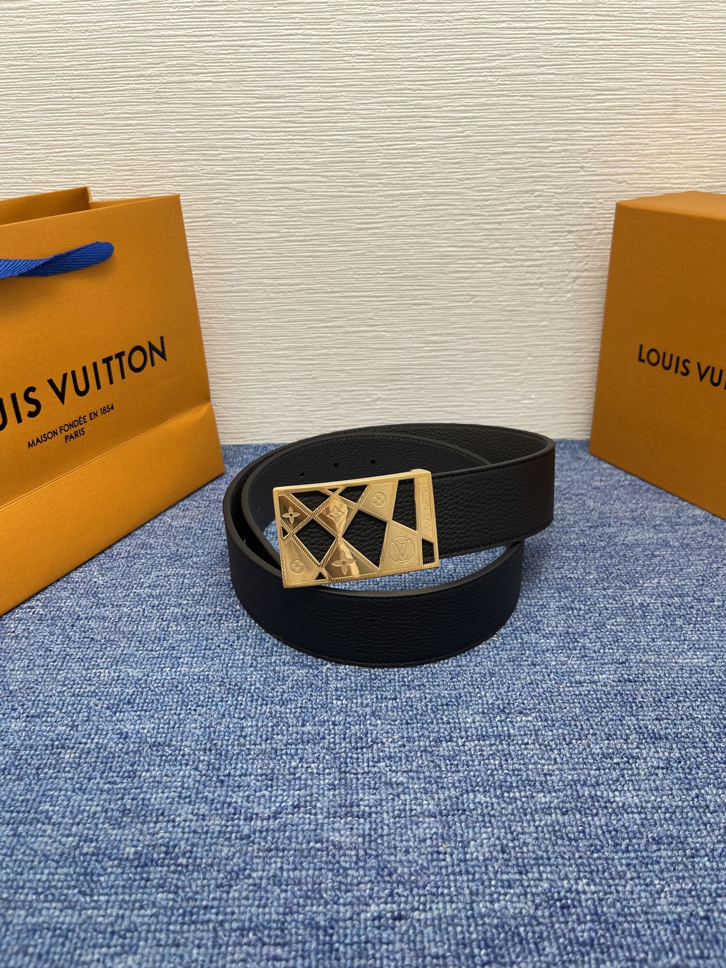 🔴 【品牌】LV  4．0cm 
🔴 【描述】这款饰有LV带扣的腰带配以水牛皮衬里，覆以Monogram