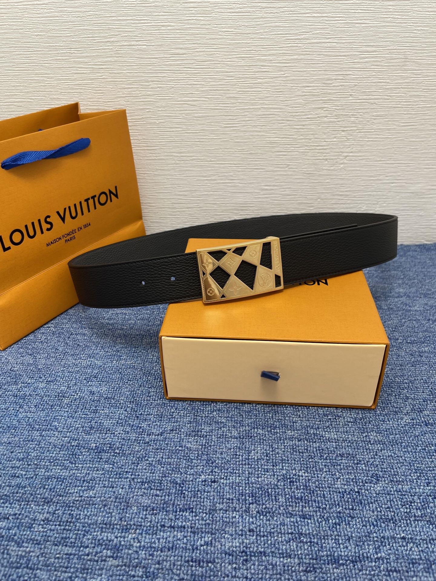 🔴 【品牌】LV  4．0cm 
🔴 【描述】这款饰有LV带扣的腰带配以水牛皮衬里，覆以Monogram