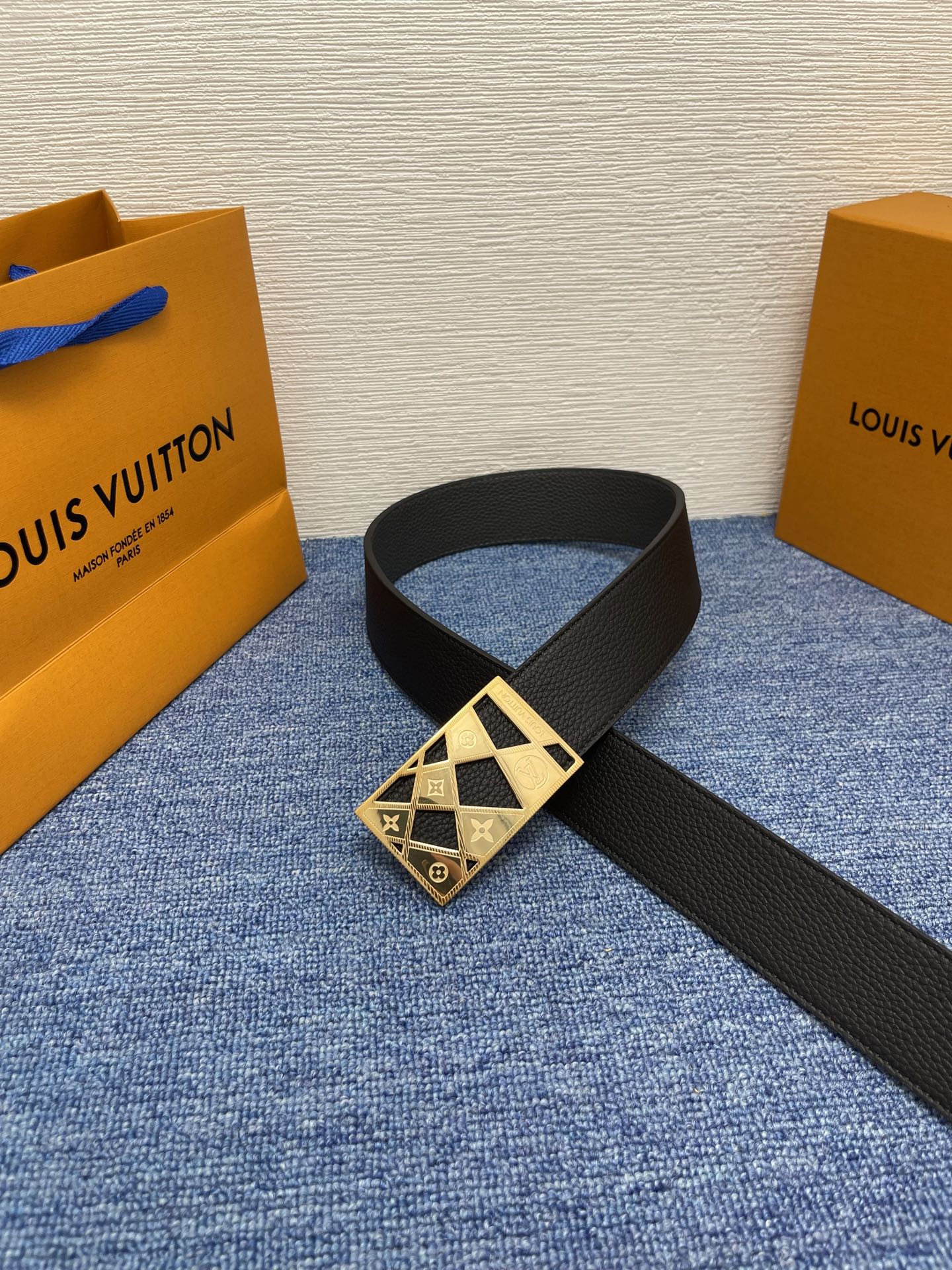 🔴 【品牌】LV  4．0cm 
🔴 【描述】这款饰有LV带扣的腰带配以水牛皮衬里，覆以Monogram