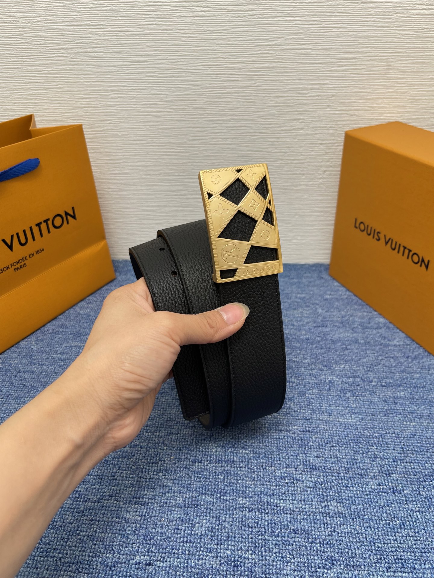 🔴 【品牌】LV  4．0cm 
🔴 【描述】这款饰有LV带扣的腰带配以水牛皮衬里，覆以Monogram