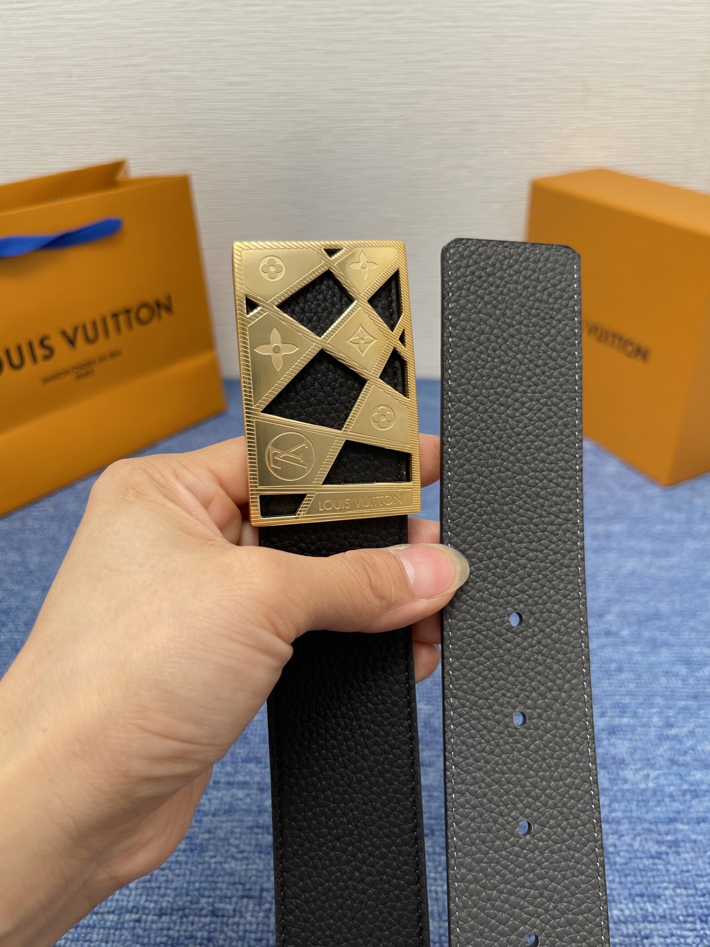 🔴 【品牌】LV  4．0cm 
🔴 【描述】这款饰有LV带扣的腰带配以水牛皮衬里，覆以Monogram