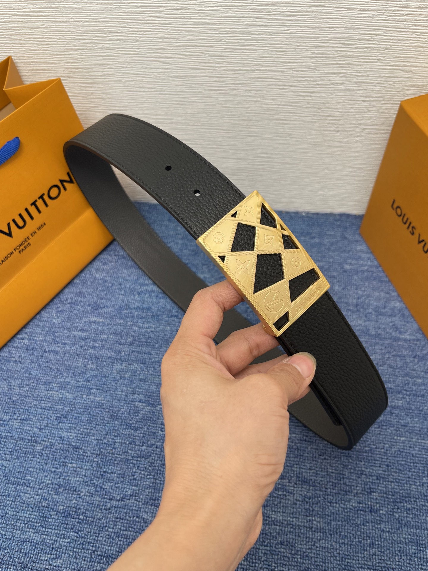 🔴 【品牌】LV  4．0cm 
🔴 【描述】这款饰有LV带扣的腰带配以水牛皮衬里，覆以Monogram