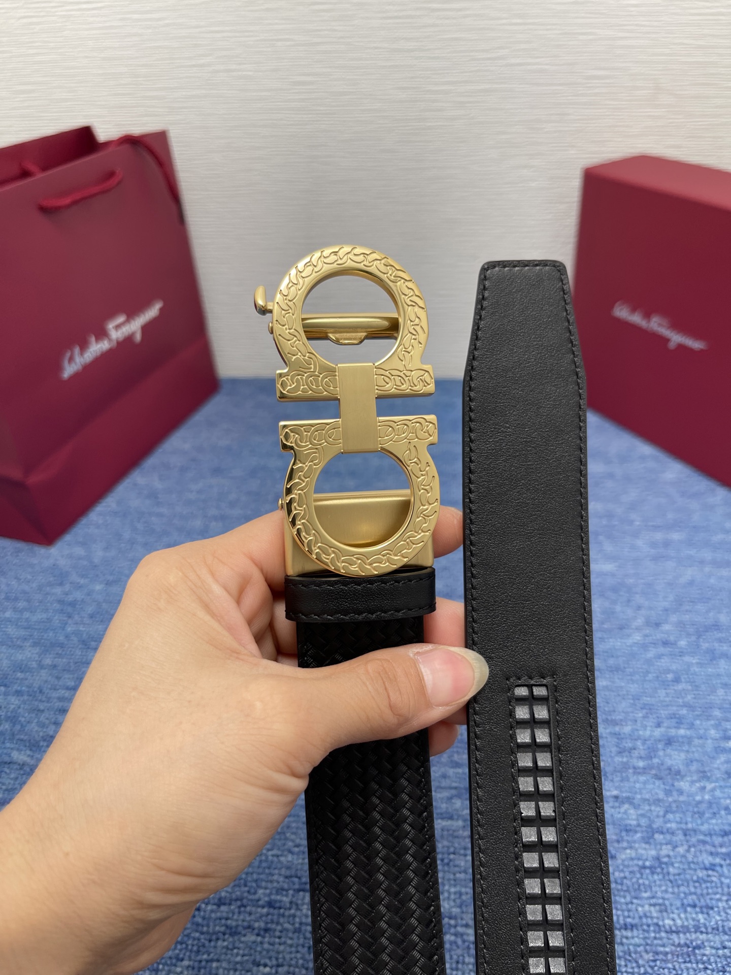 🔴 【品牌】菲拉.格慕  3.5cm. 
🔴 【描述】这款皮带采用皮革材质，颇具都市风范，细节充满动感。