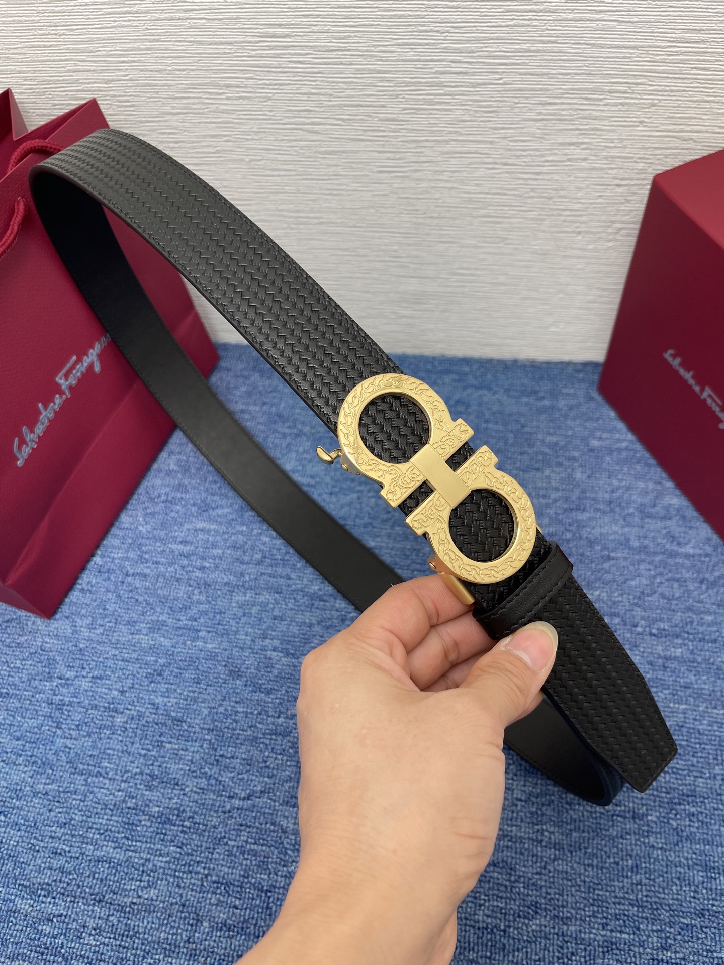 🔴 【品牌】菲拉.格慕  3.5cm. 
🔴 【描述】这款皮带采用皮革材质，颇具都市风范，细节充满动感。