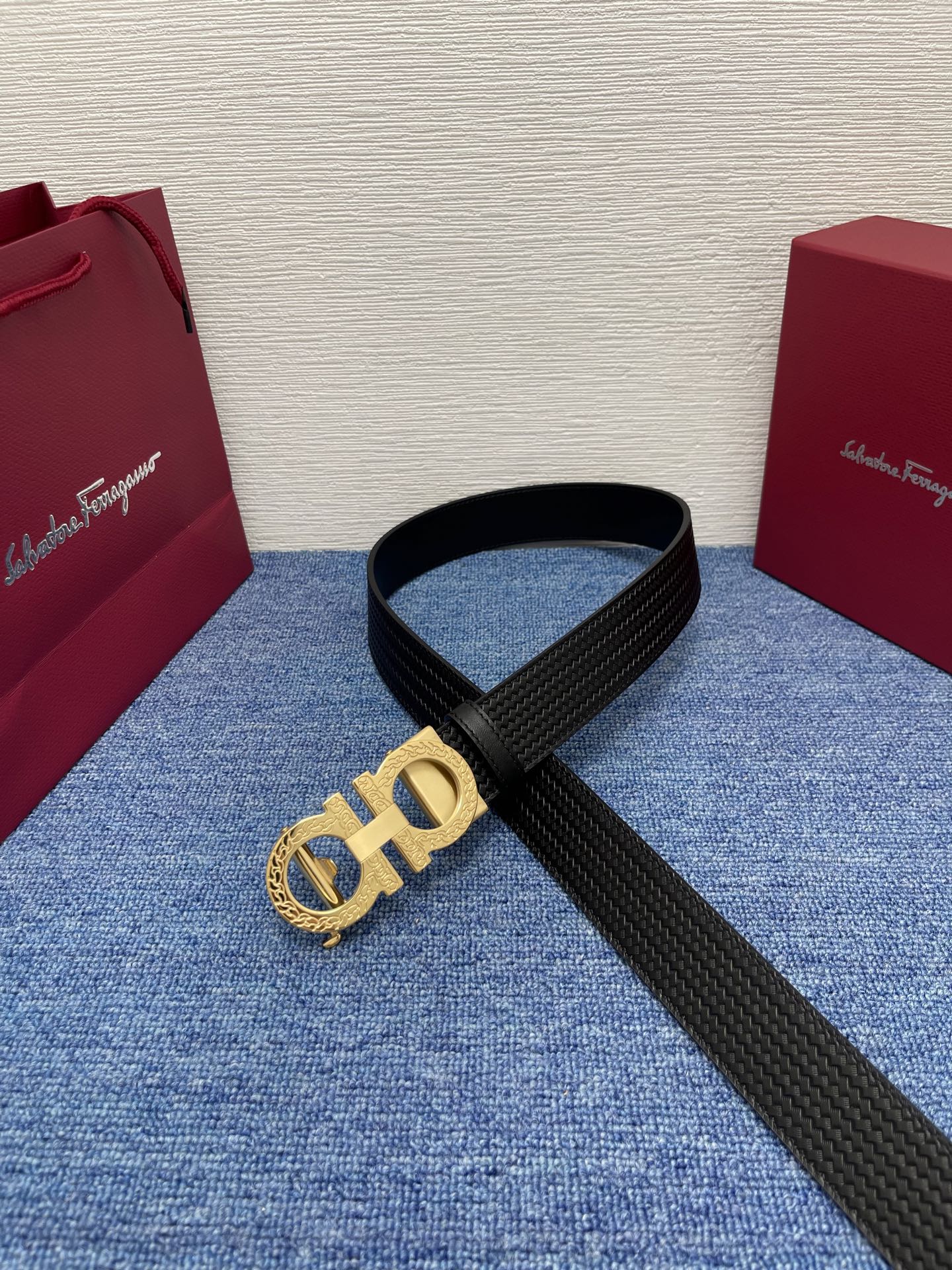 🔴 【品牌】菲拉.格慕  3.5cm. 
🔴 【描述】这款皮带采用皮革材质，颇具都市风范，细节充满动感。