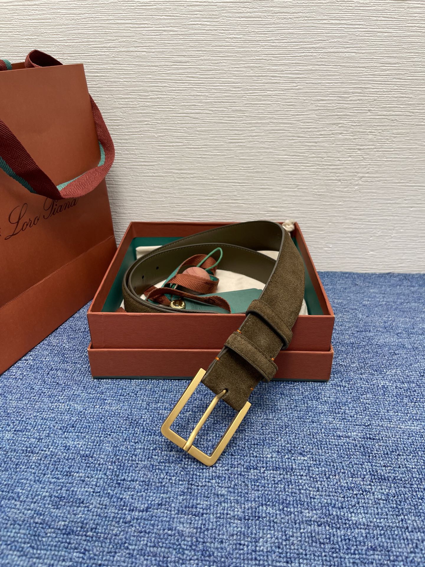 品牌：Loro Piana（诺悠翩雅）
正品尺寸经典男士休闲腰带，柔软alsavel制成，镀钯金属扣带有