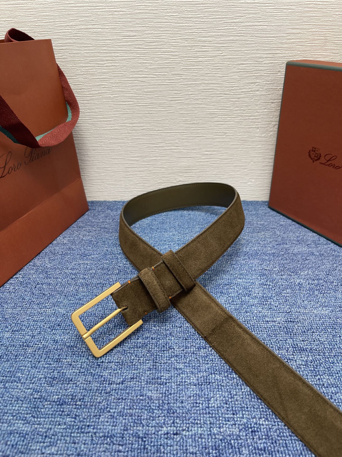 品牌：Loro Piana（诺悠翩雅）
正品尺寸经典男士休闲腰带，柔软alsavel制成，镀钯金属扣带有