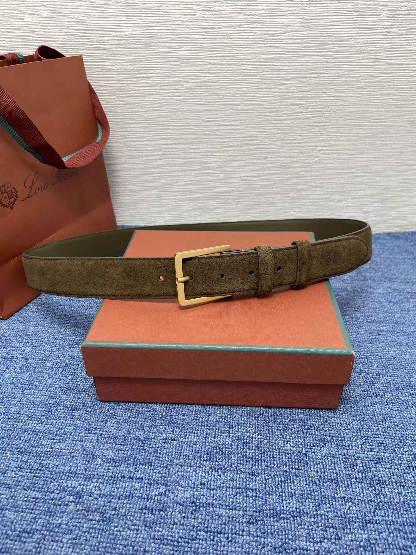 品牌：Loro Piana（诺悠翩雅）
正品尺寸经典男士休闲腰带，柔软alsavel制成，镀钯金属扣带有