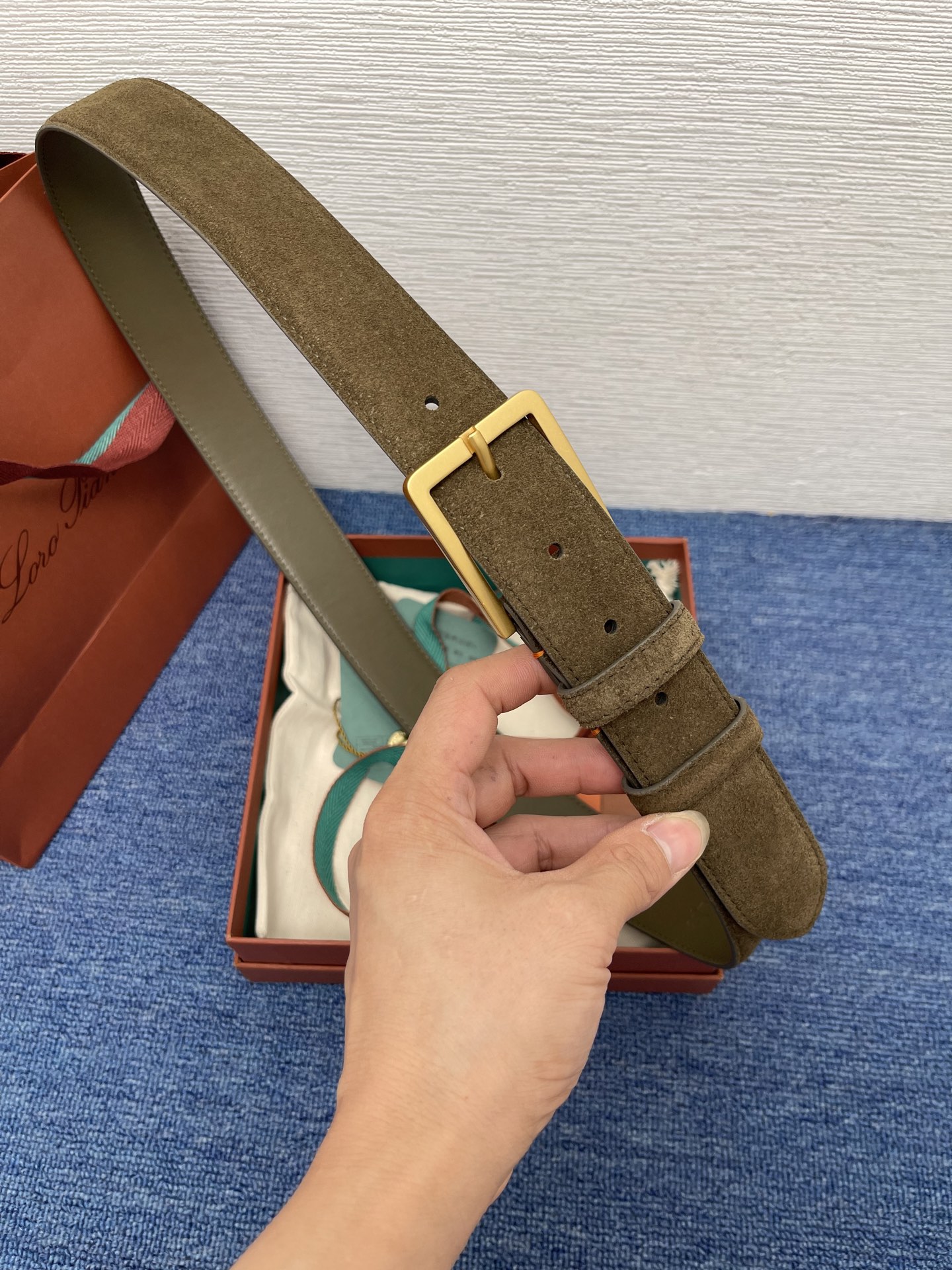 品牌：Loro Piana（诺悠翩雅）
正品尺寸经典男士休闲腰带，柔软alsavel制成，镀钯金属扣带有