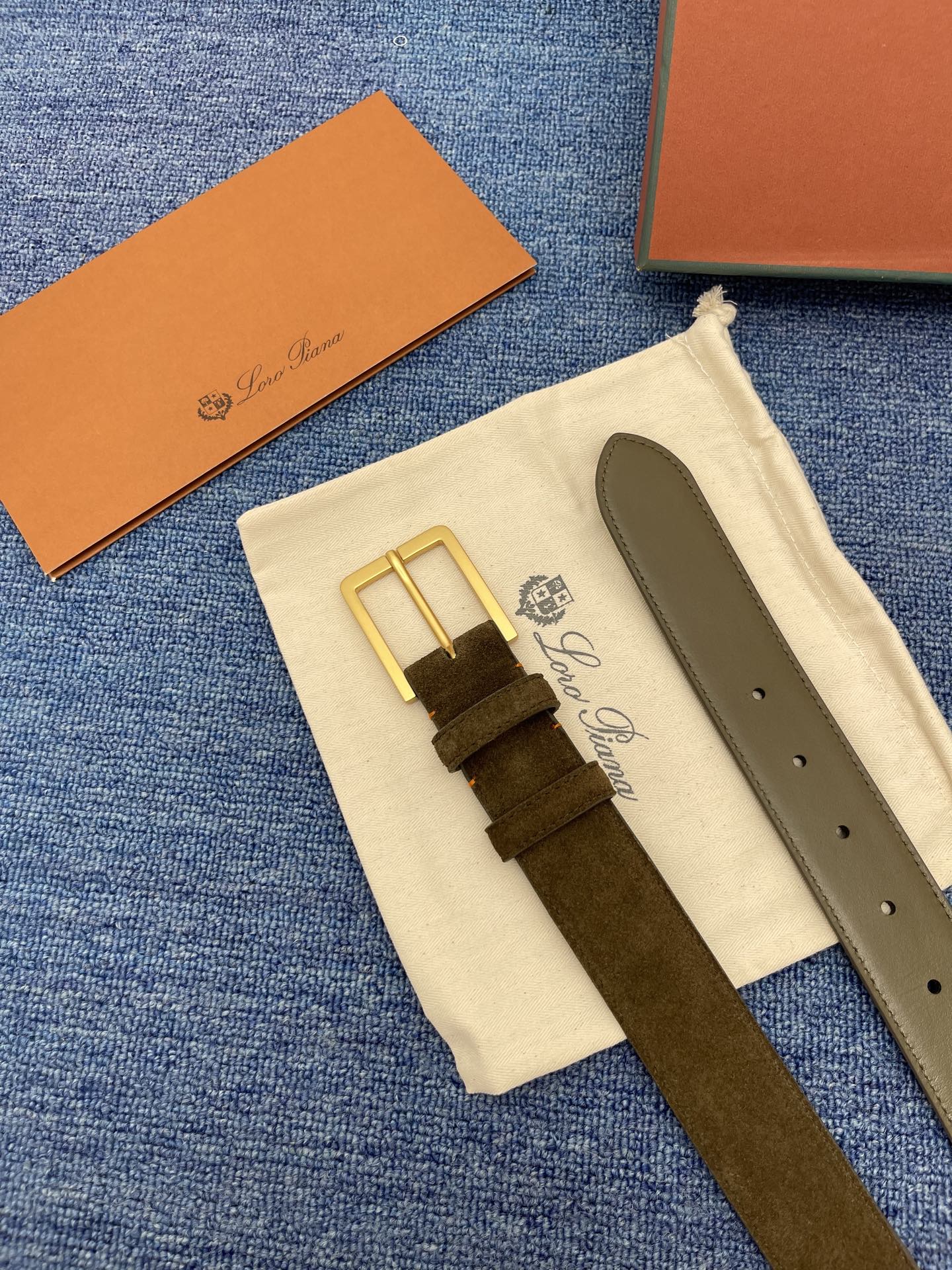 品牌：Loro Piana（诺悠翩雅）
正品尺寸经典男士休闲腰带，柔软alsavel制成，镀钯金属扣带有