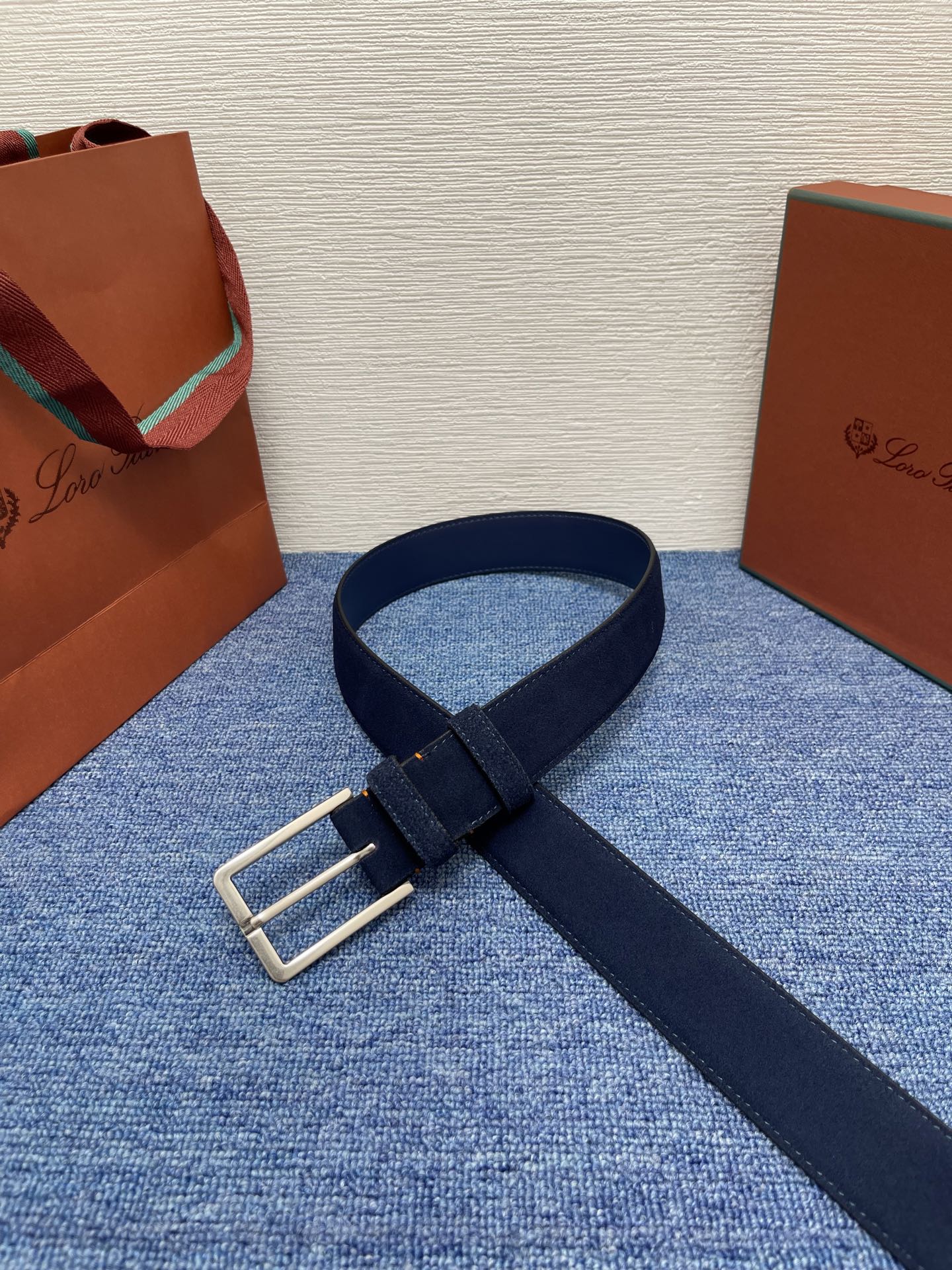 品牌：Loro Piana（诺悠翩雅）
正品尺寸经典男士休闲腰带，柔软alsavel制成，镀钯金属扣带有