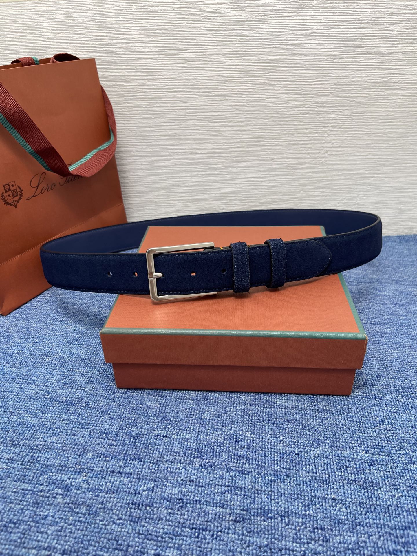 品牌：Loro Piana（诺悠翩雅）
正品尺寸经典男士休闲腰带，柔软alsavel制成，镀钯金属扣带有