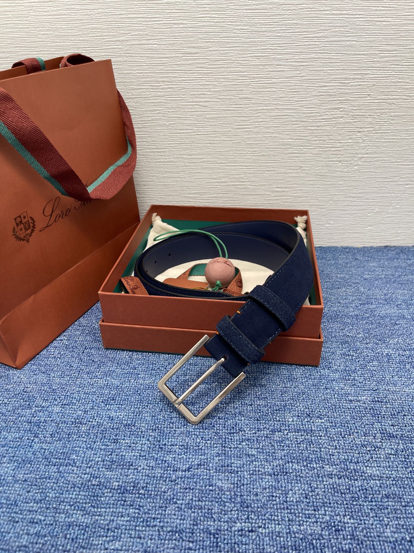 品牌：Loro Piana（诺悠翩雅）
正品尺寸经典男士休闲腰带，柔软alsavel制成，镀钯金属扣带有