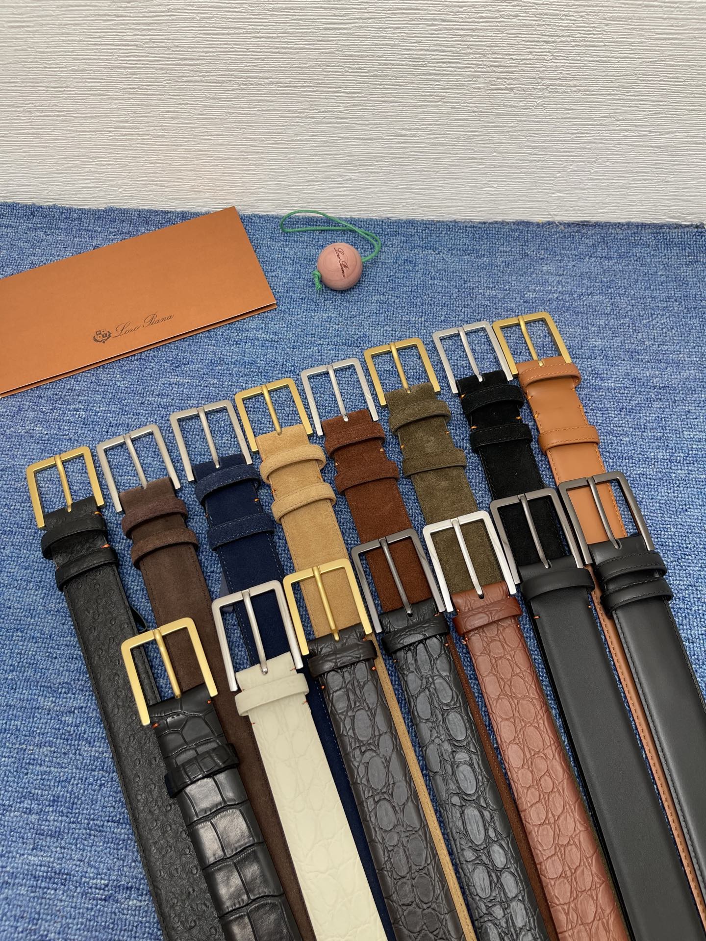 品牌：Loro Piana（诺悠翩雅）
正品尺寸经典男士休闲腰带，柔软alsavel制成，镀钯金属扣带有