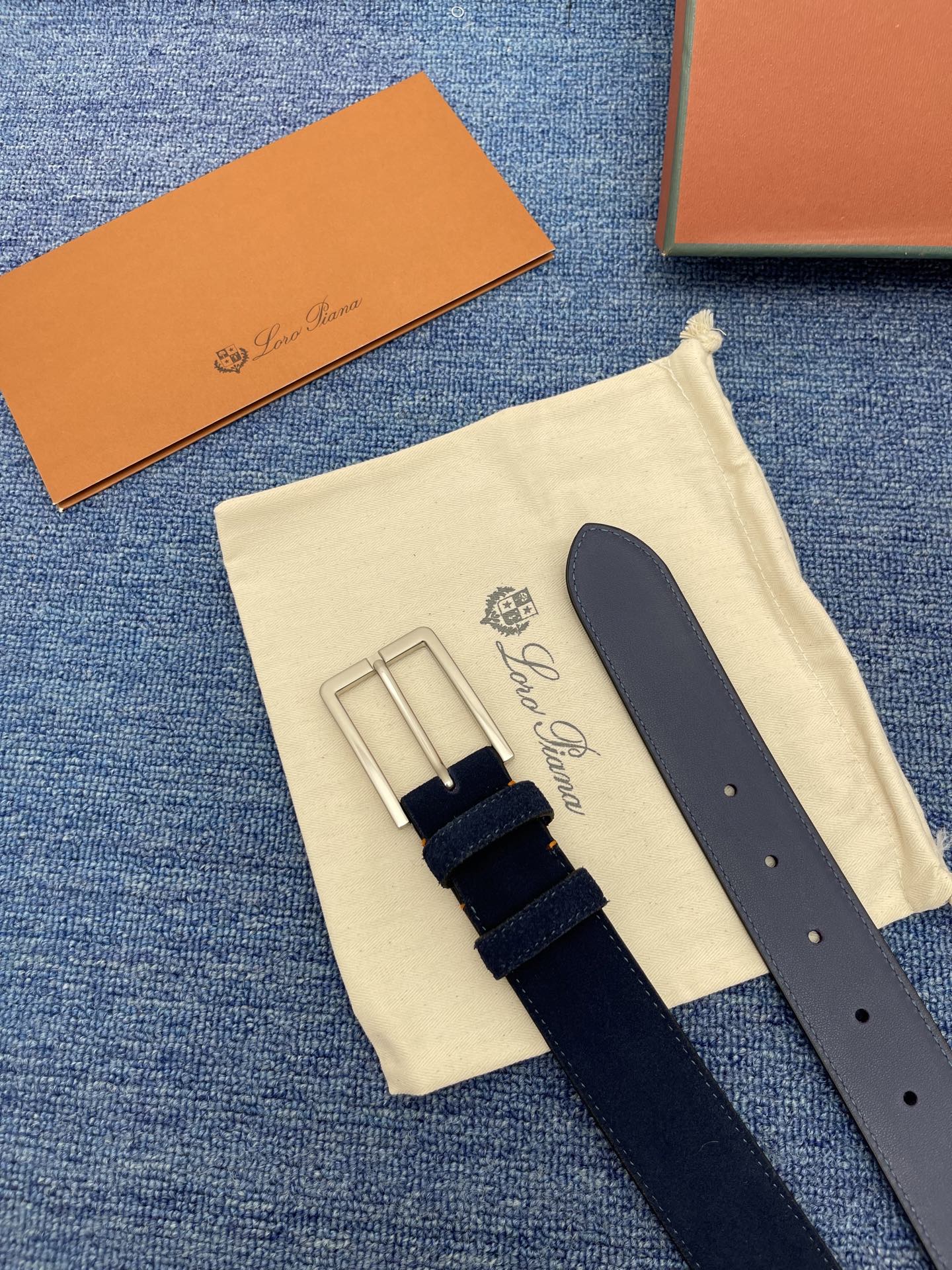 品牌：Loro Piana（诺悠翩雅）
正品尺寸经典男士休闲腰带，柔软alsavel制成，镀钯金属扣带有