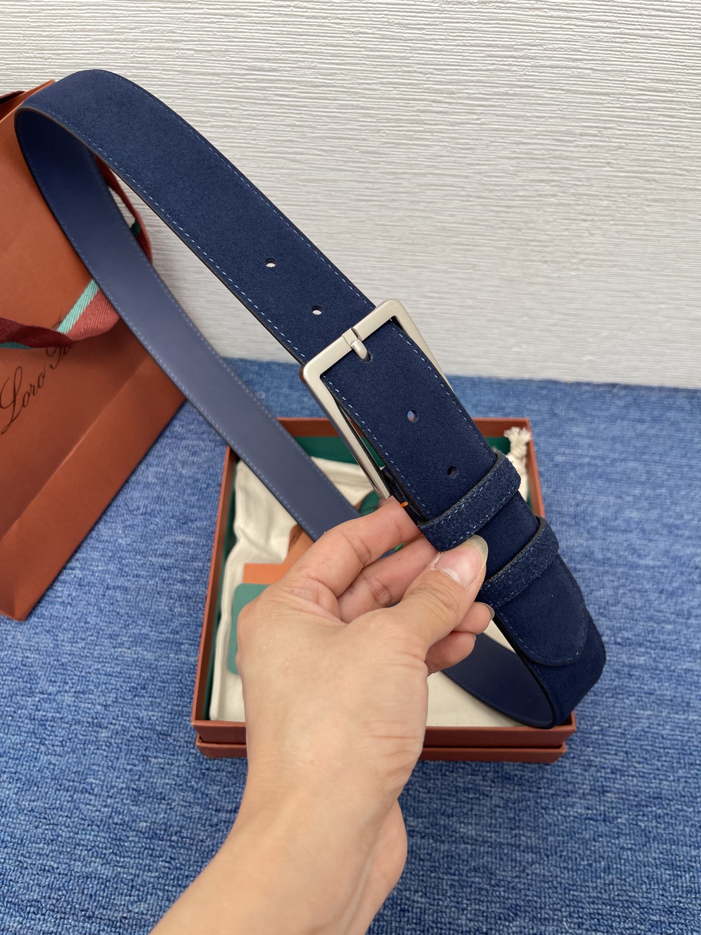 品牌：Loro Piana（诺悠翩雅）
正品尺寸经典男士休闲腰带，柔软alsavel制成，镀钯金属扣带有