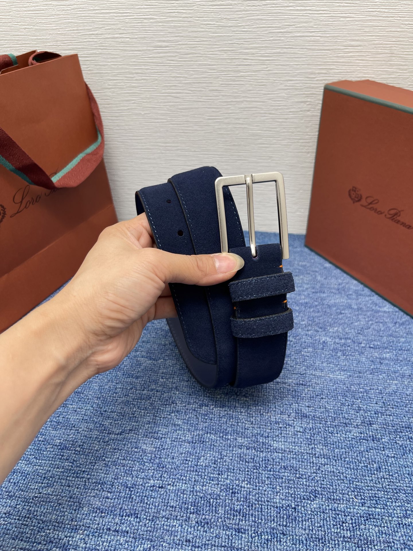 品牌：Loro Piana（诺悠翩雅）
正品尺寸经典男士休闲腰带，柔软alsavel制成，镀钯金属扣带有